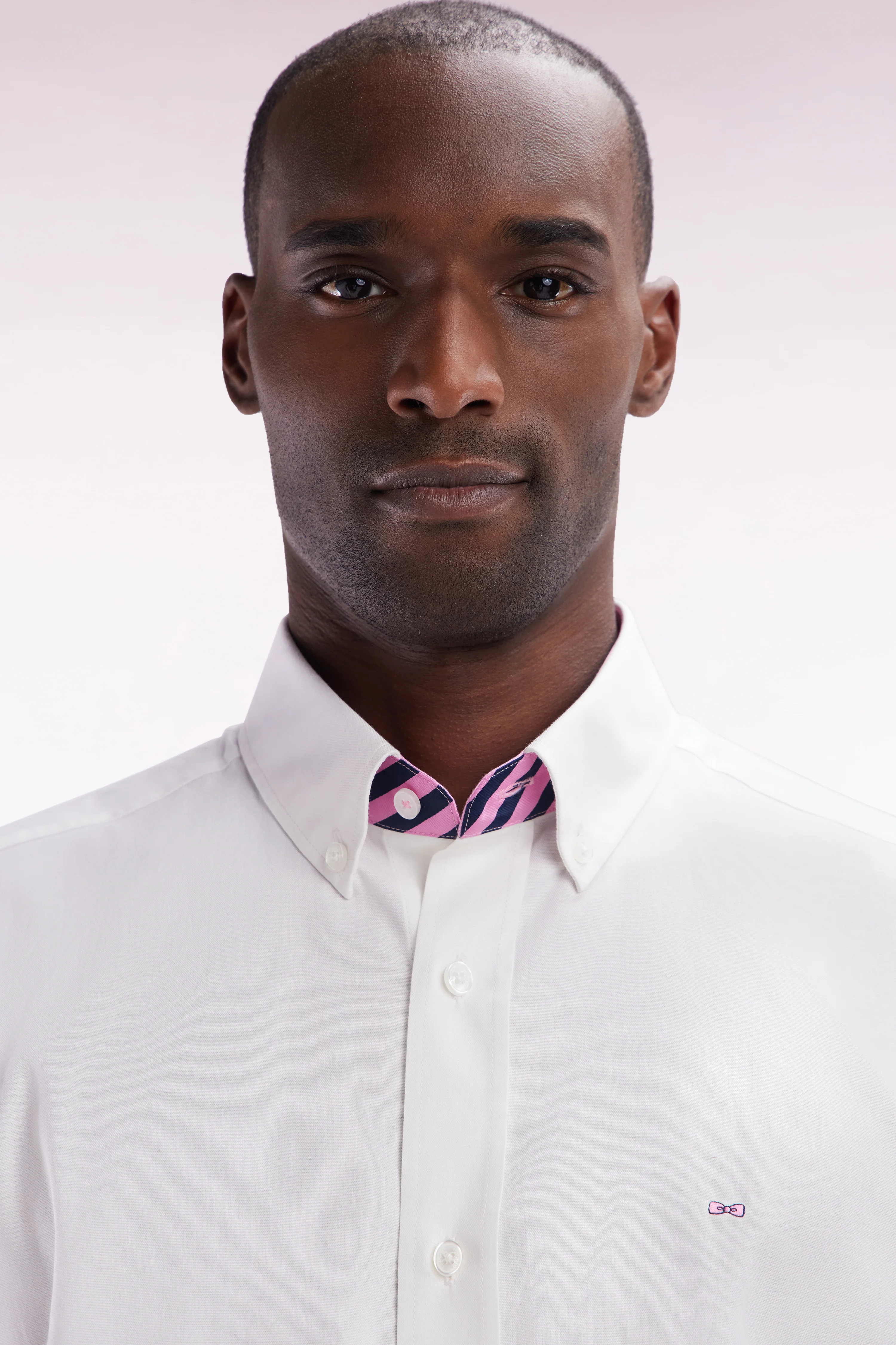 Chemise à manches courtes en coton blanc broderie dos rose coupe droite - Image 5