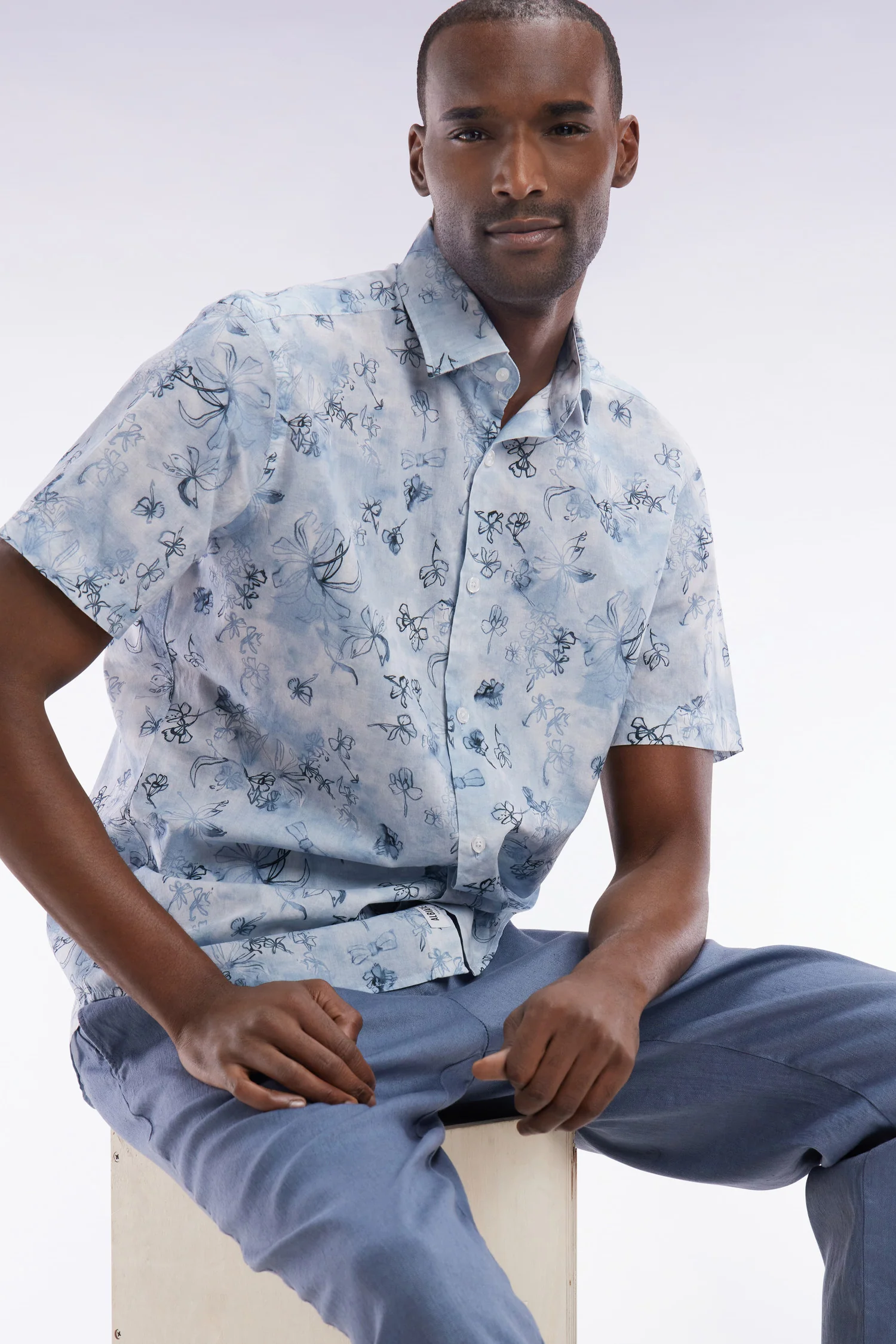 Chemise à manches courtes en coton bleu-gris à imprimé floral coupe ajustée - Image 3