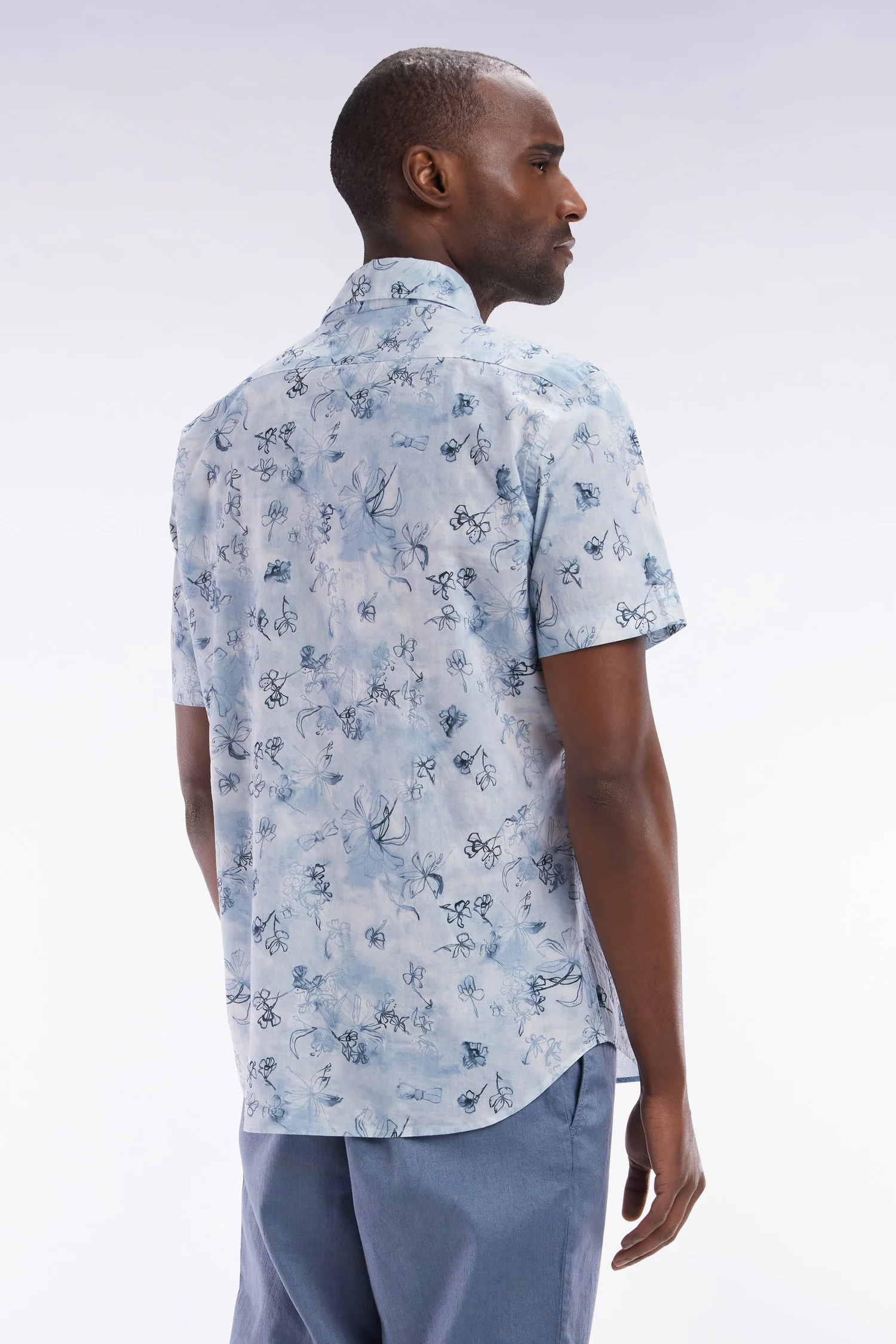 Chemise à manches courtes en coton bleu-gris à imprimé floral coupe ajustée - Image 4