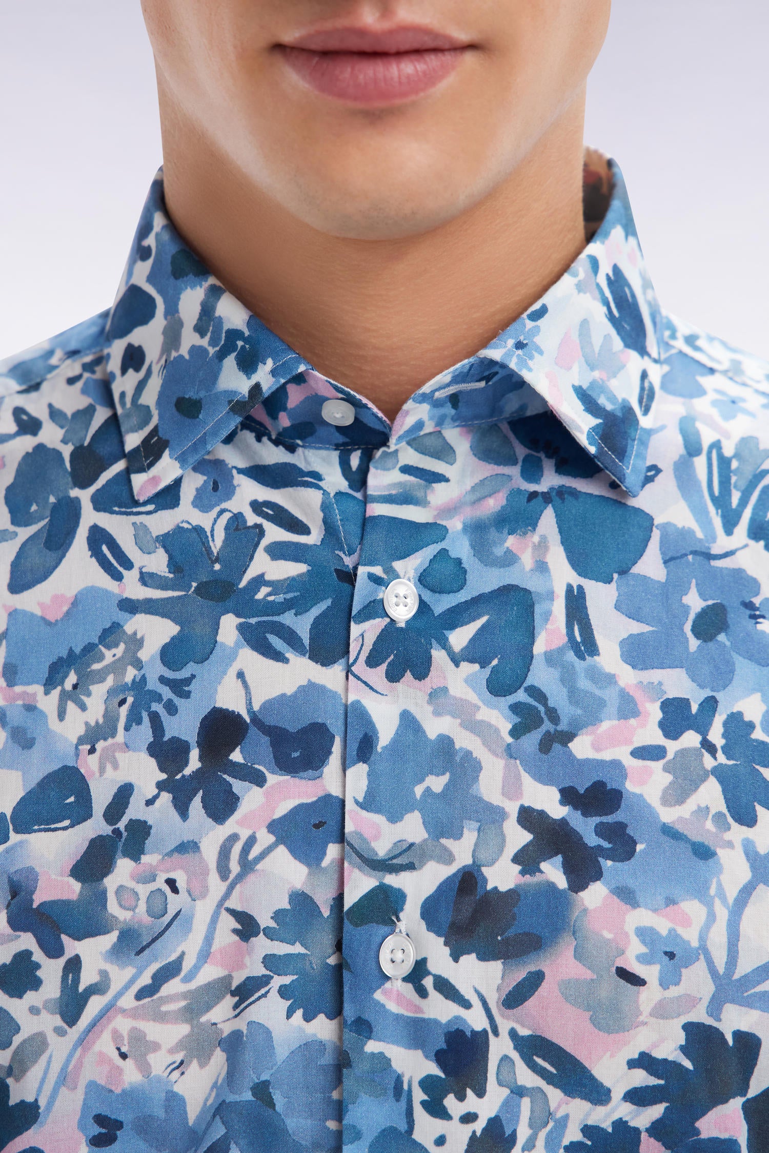 Chemise à manches courtes en coton imprimé floral marine coupe ajustée - Image 5