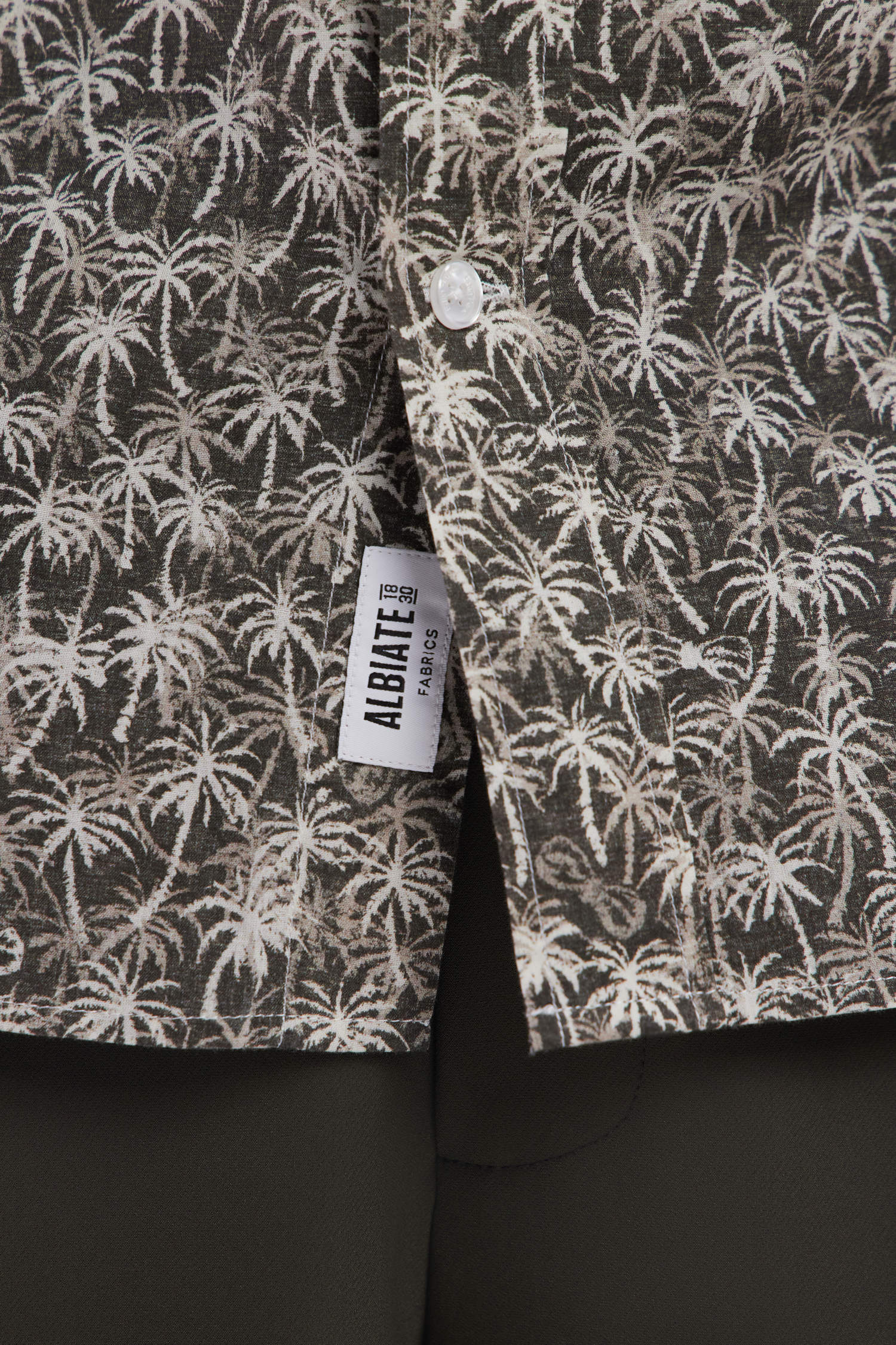Chemise à manches courtes en coton kaki à microimprimé palmiers coupe droite - Image 3