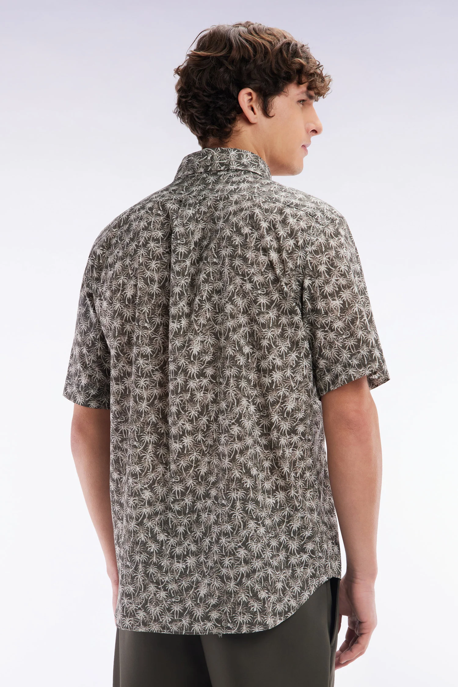 Chemise à manches courtes en coton kaki à microimprimé palmiers coupe droite - Image 4