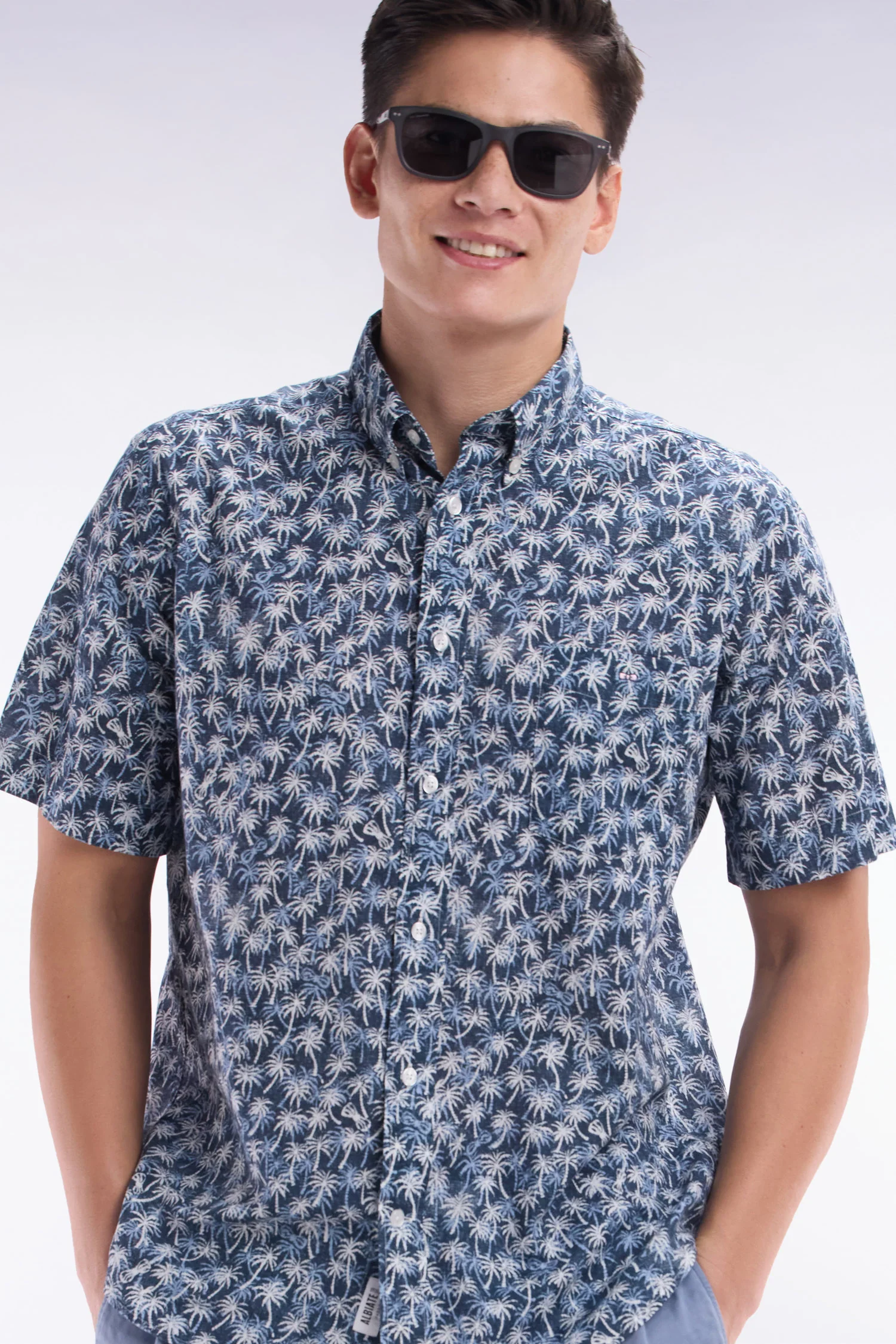 Chemise à manches courtes en coton marine à microimprimé palmiers coupe droite - Image 3