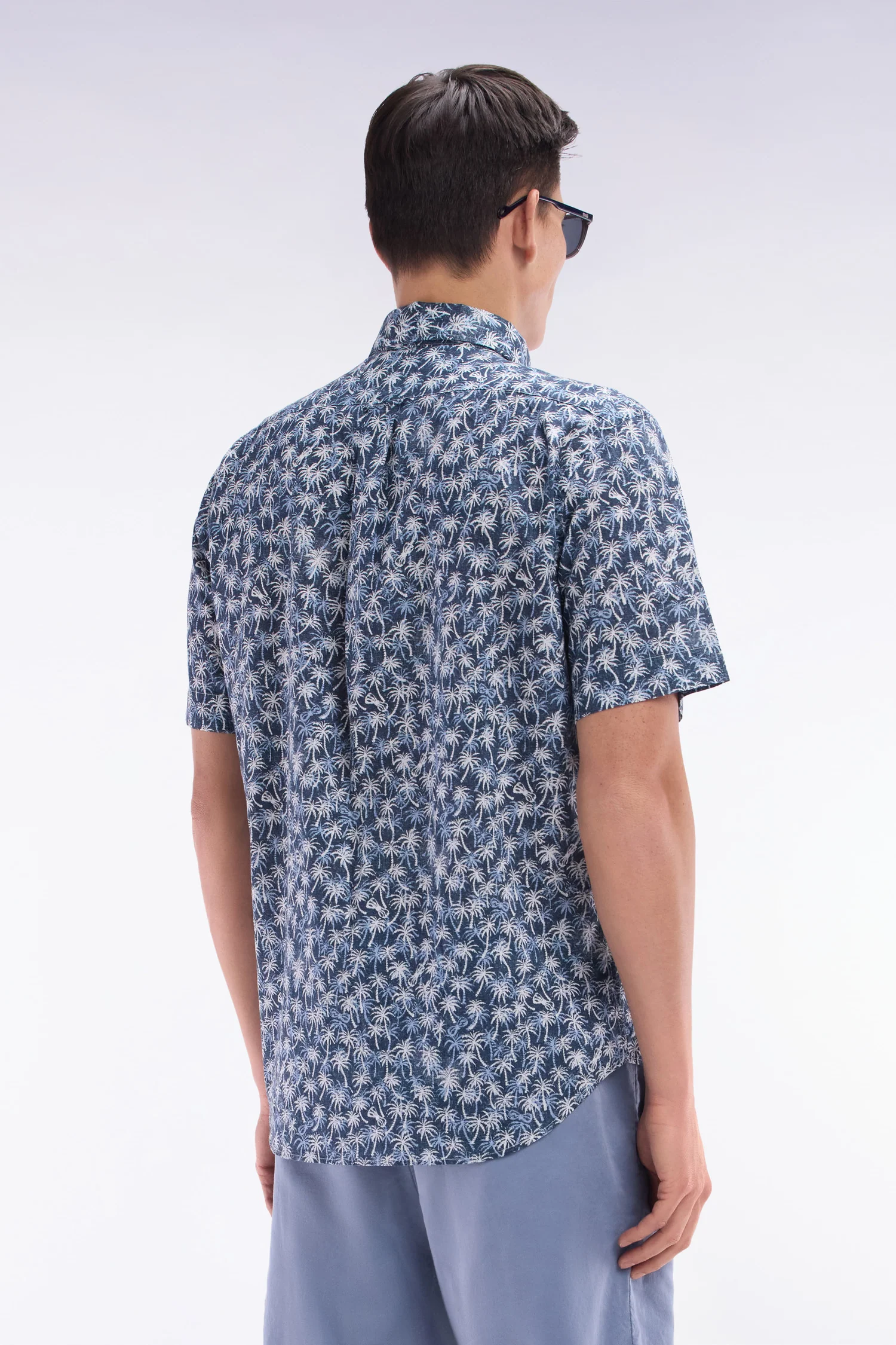 Chemise à manches courtes en coton marine à microimprimé palmiers coupe droite - Image 4
