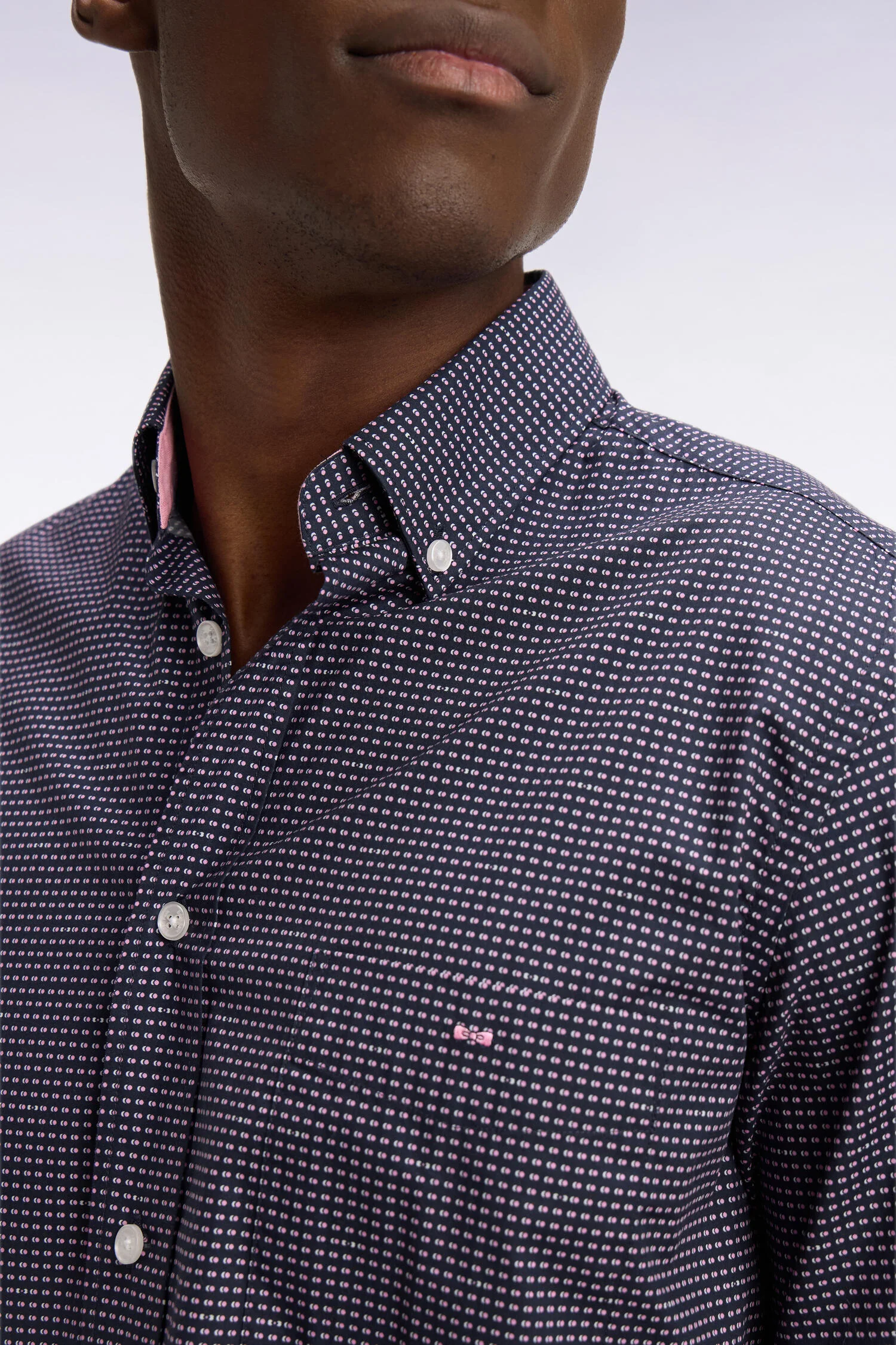 Chemise Ă manches courtes en coton marine Ă micromotifs roses - Image 4