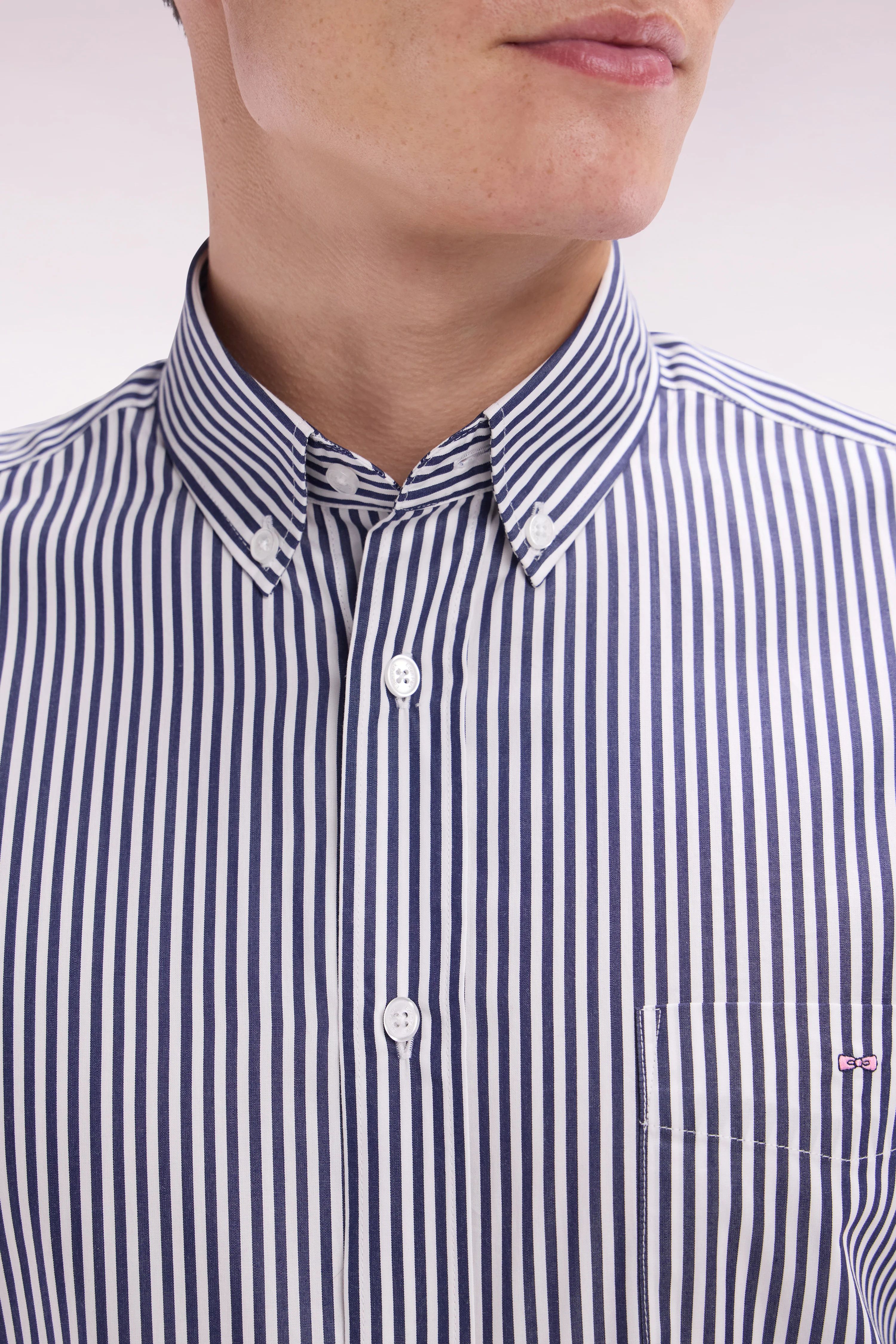 Chemise à manches courtes en coton rayé bleu foncé coupe droite - Image 5