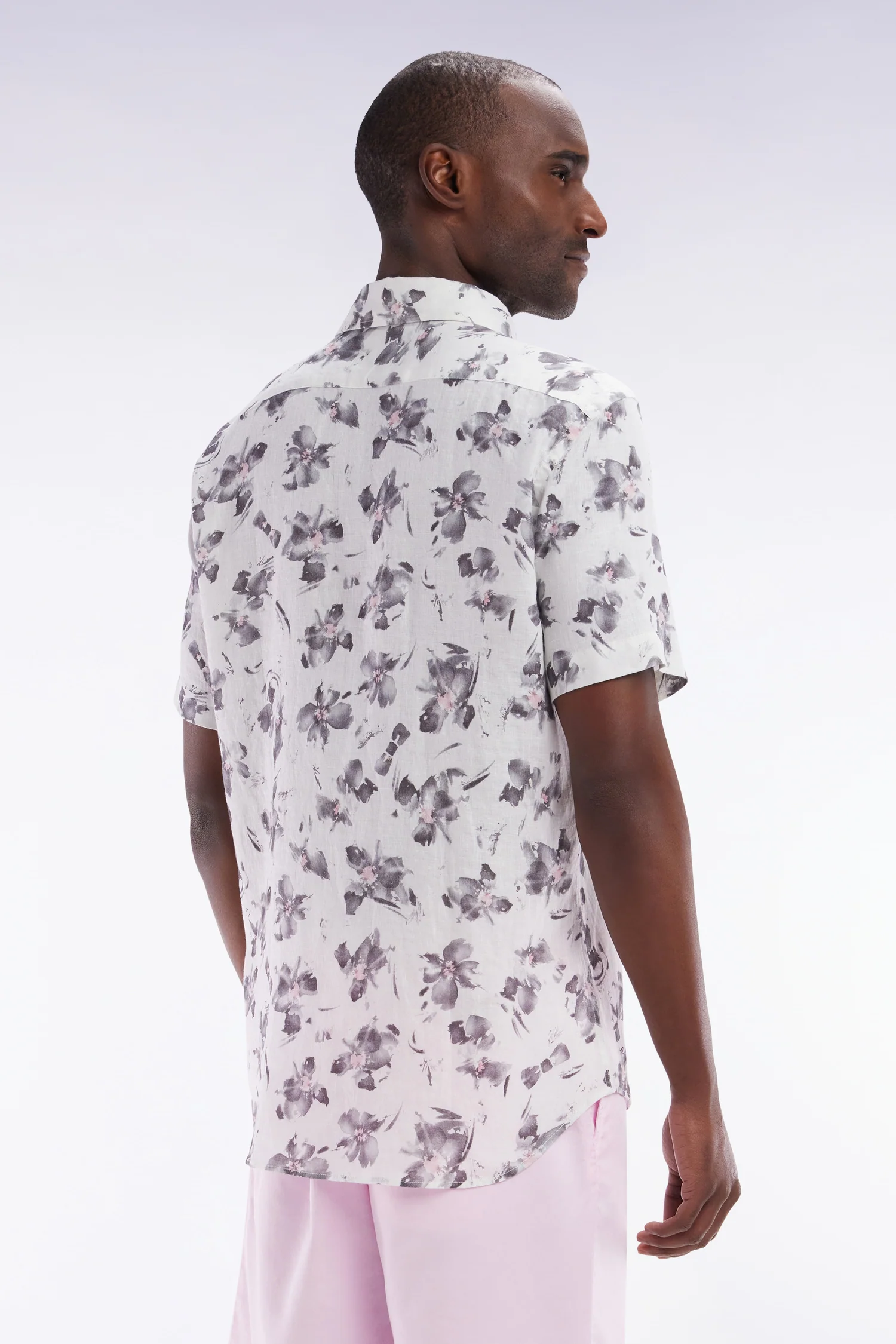 Chemise à manches courtes en lin écru à imprimé floral gris coupe ajustée - Image 4