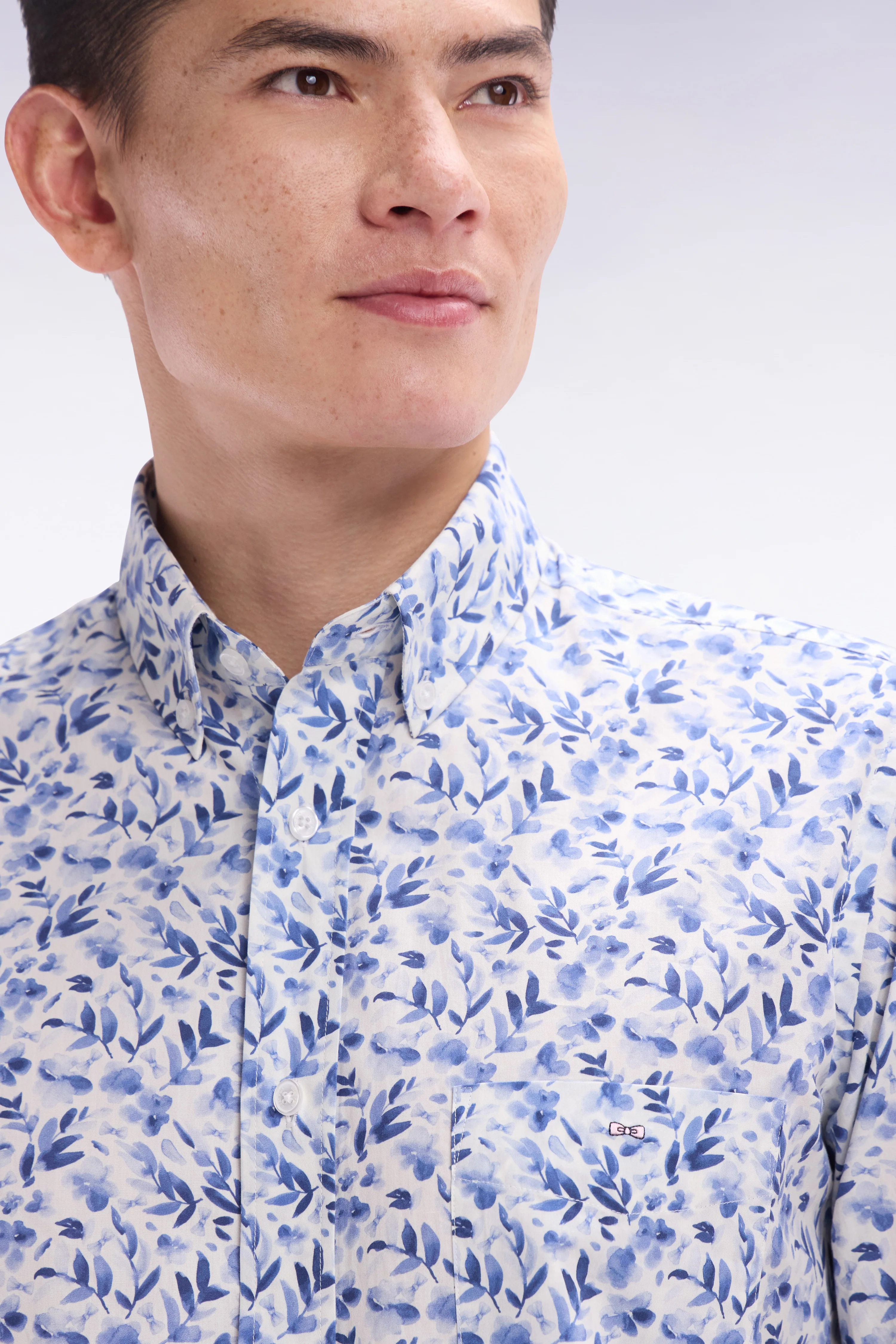 Chemise à manches courtes en popeline de coton bleue imprimé végétal coupe droite - Image 5