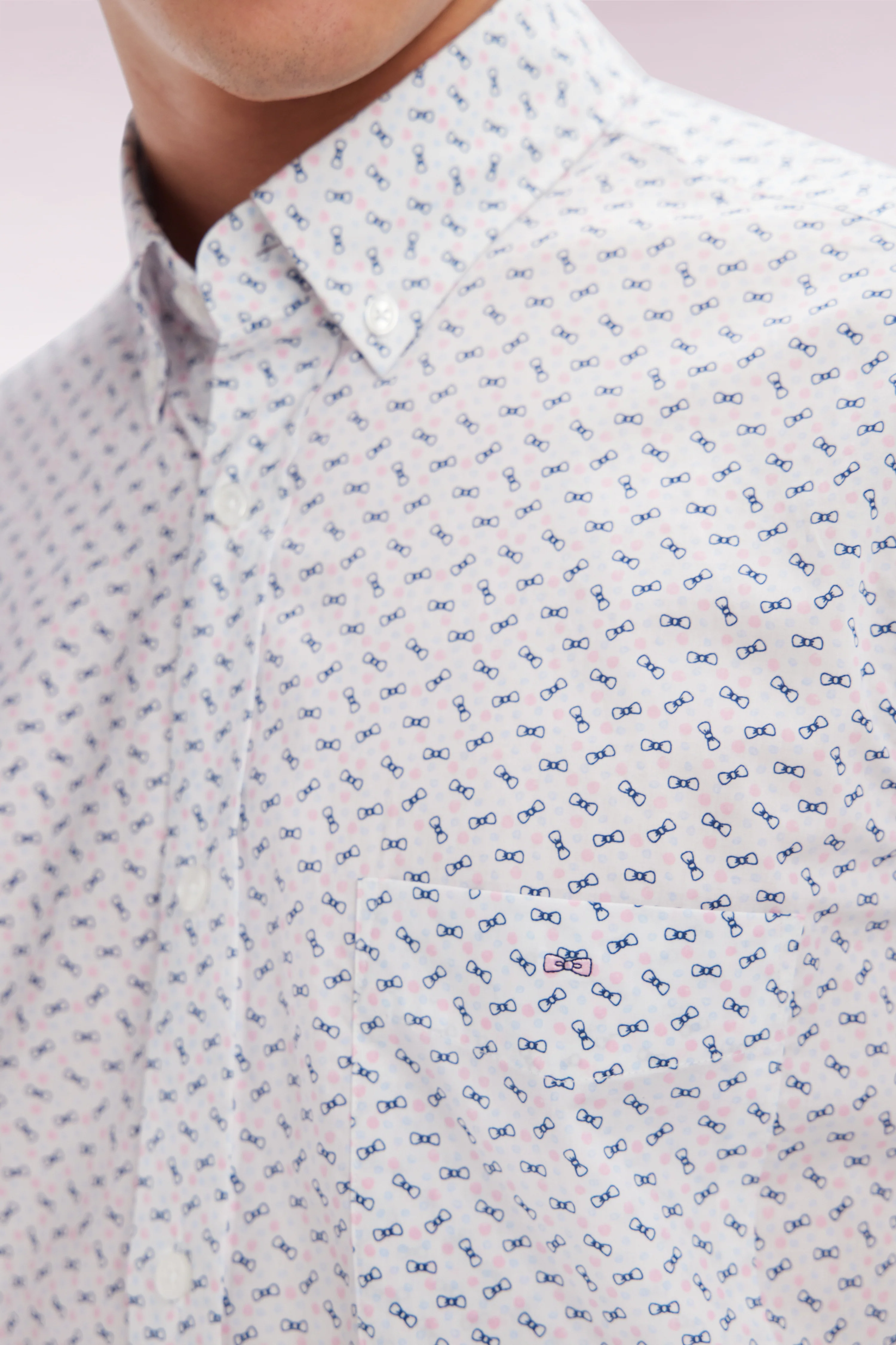 Chemise à manches courtes en popeline de coton écrue micromotif nœud papillon coupe droite - Image 5