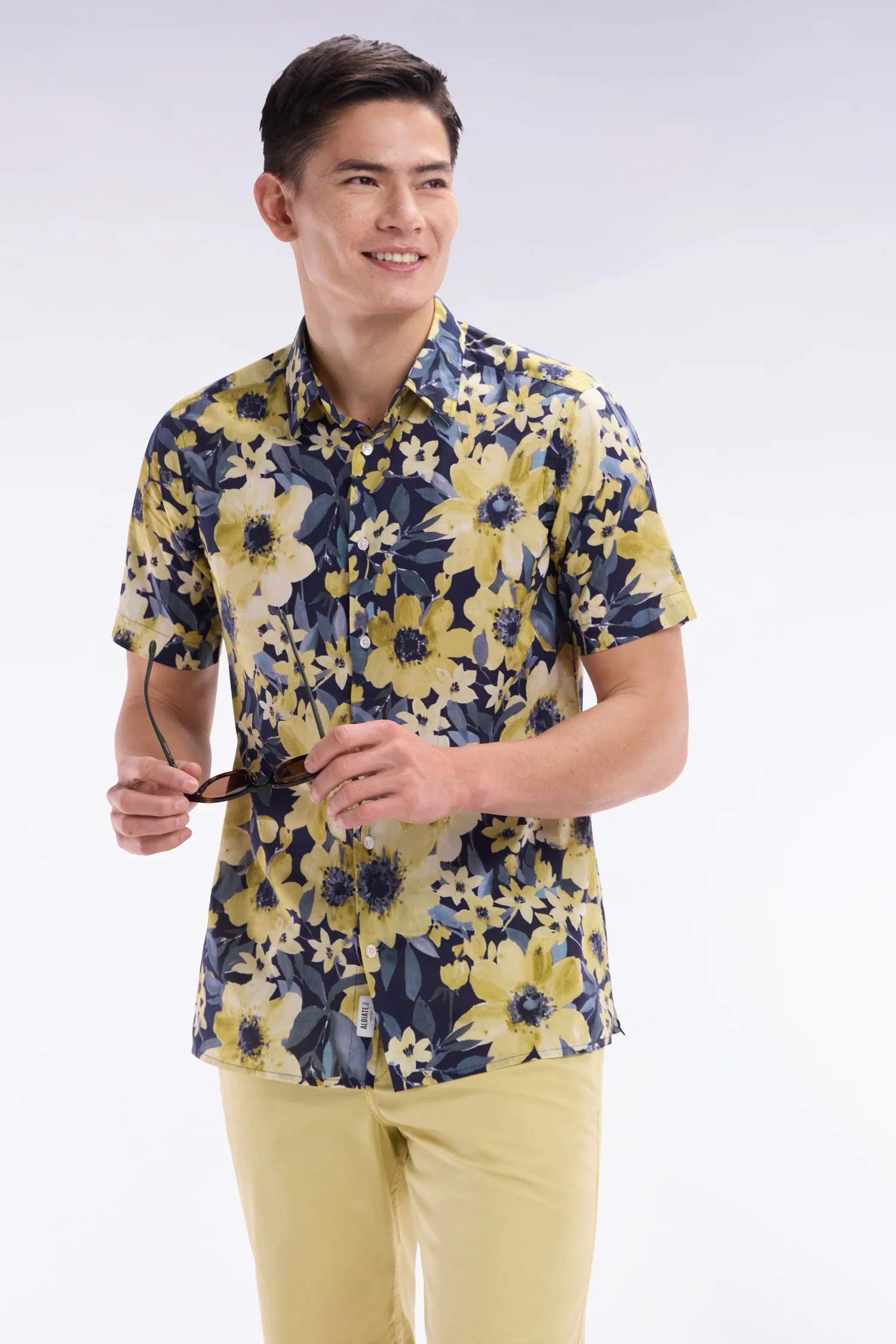 Chemise Ă manches courtes en popeline de coton marine motif floral jaune coupe droite - Image 2