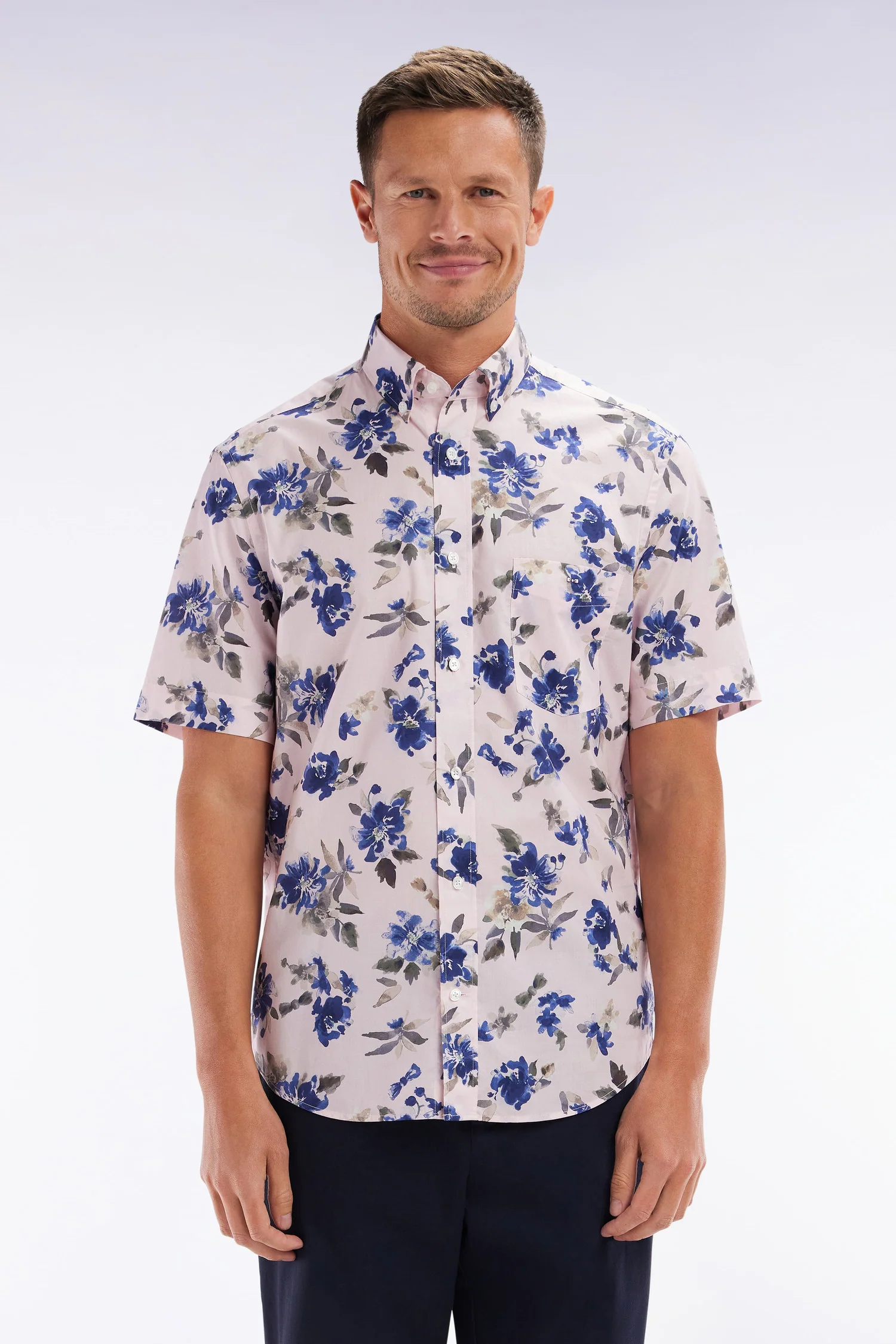 Chemise Ă manches courtes en popeline de coton Pima rose motif floral bleu coupe droite