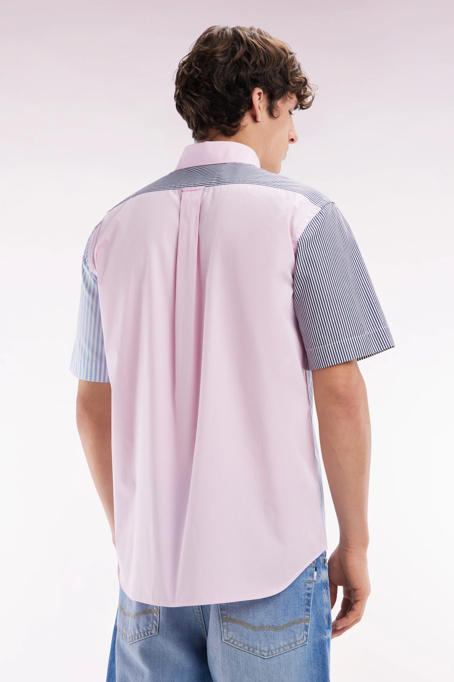Chemise à manches courtes rayée en coton ciel rose et marine coupe droite - Image 4