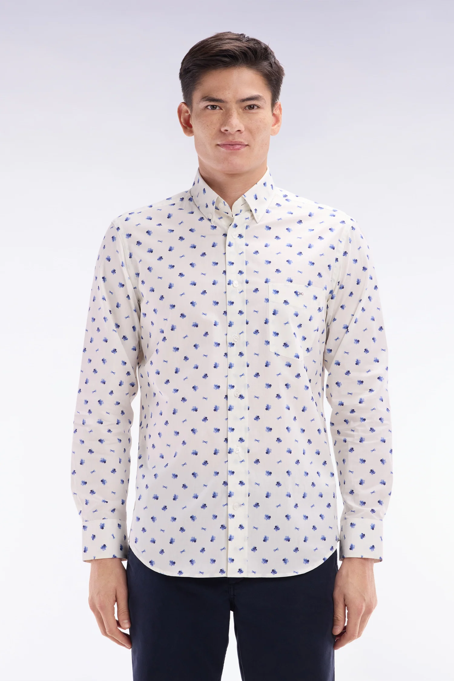 Chemise à micromotifs nœuds marine en coton écru coupe droite
