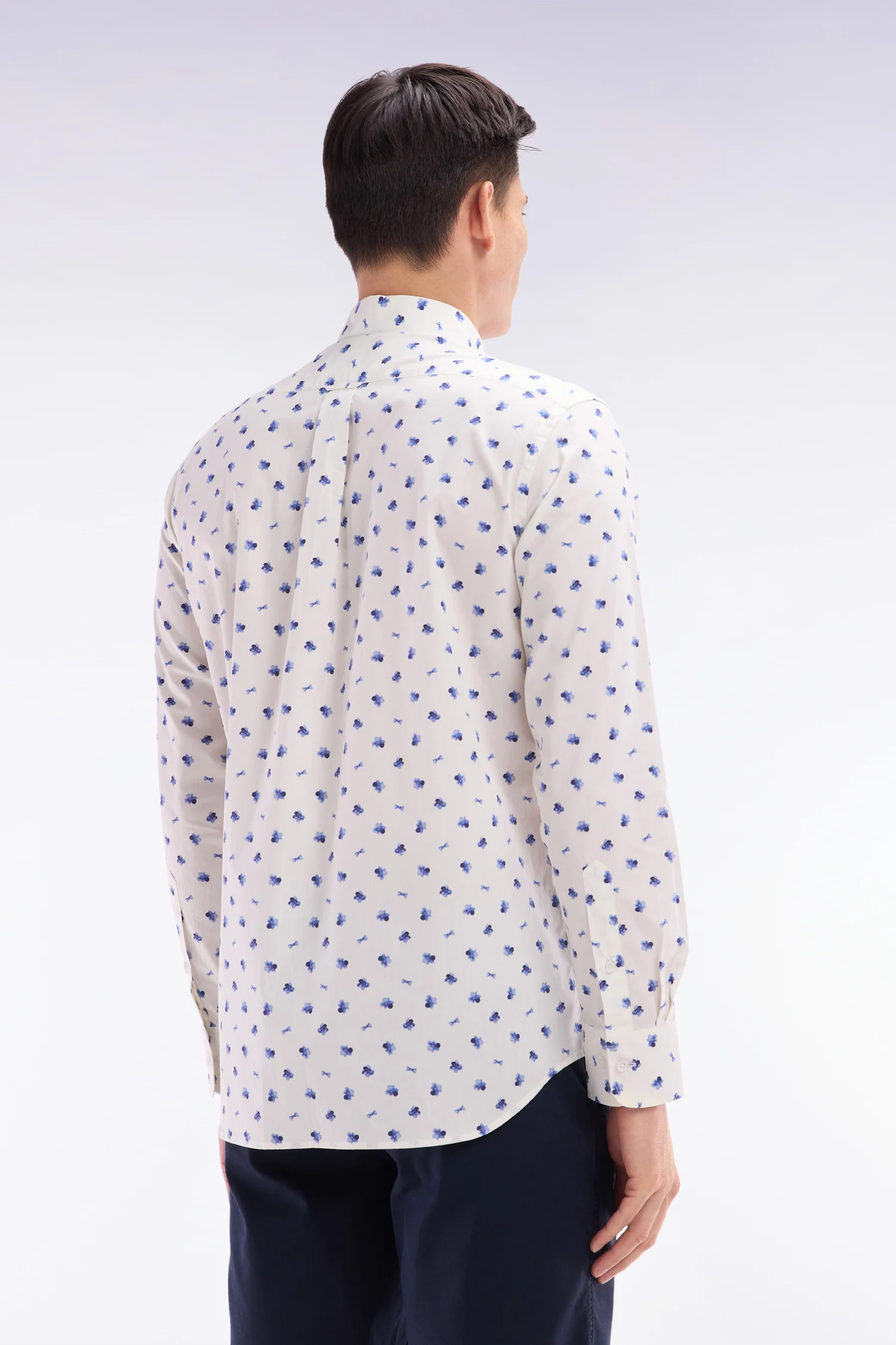 Chemise à micromotifs nœuds marine en coton écru coupe droite - Image 4