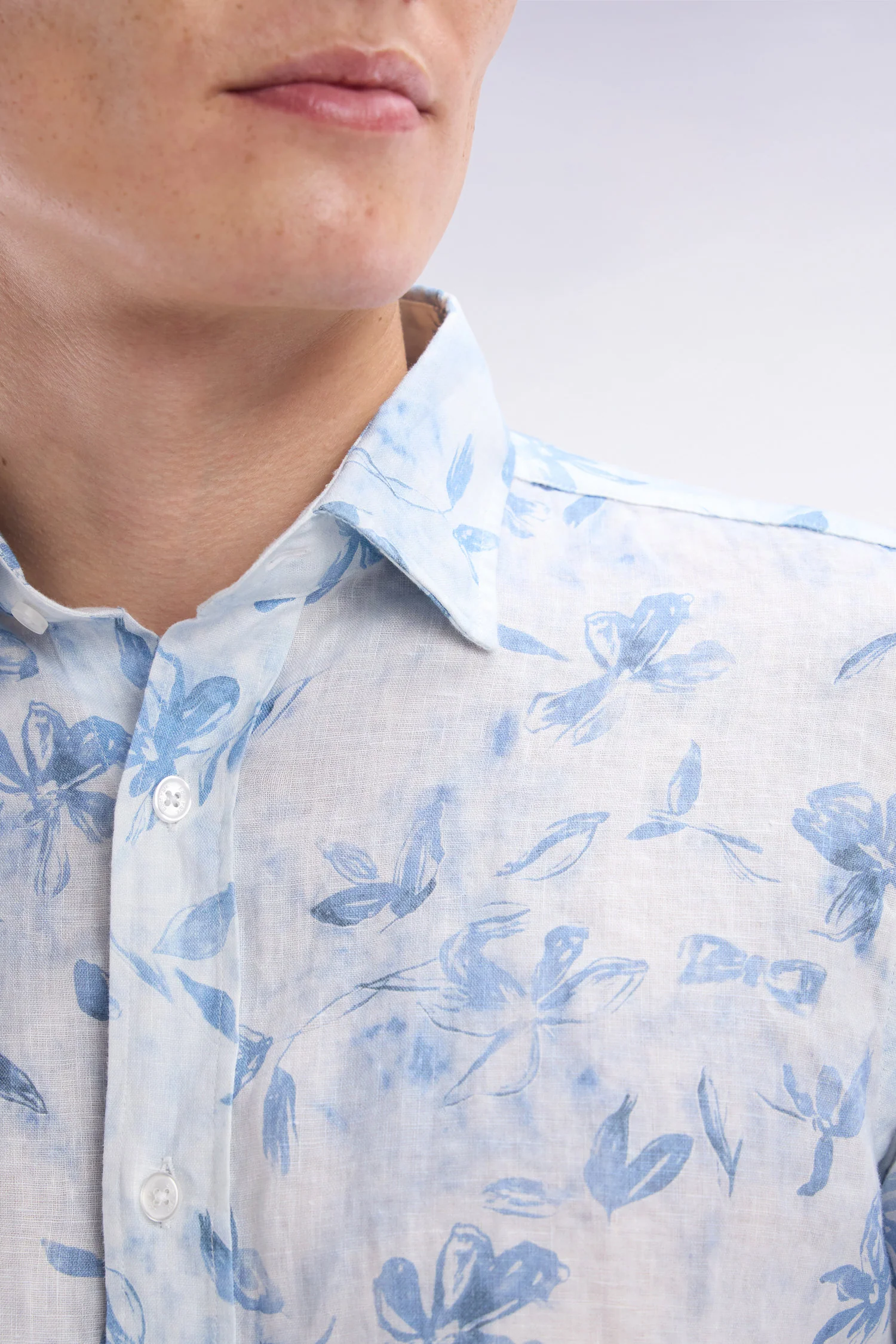 Chemise en lin ciel à imprimé floral coupe ajustée - Image 4