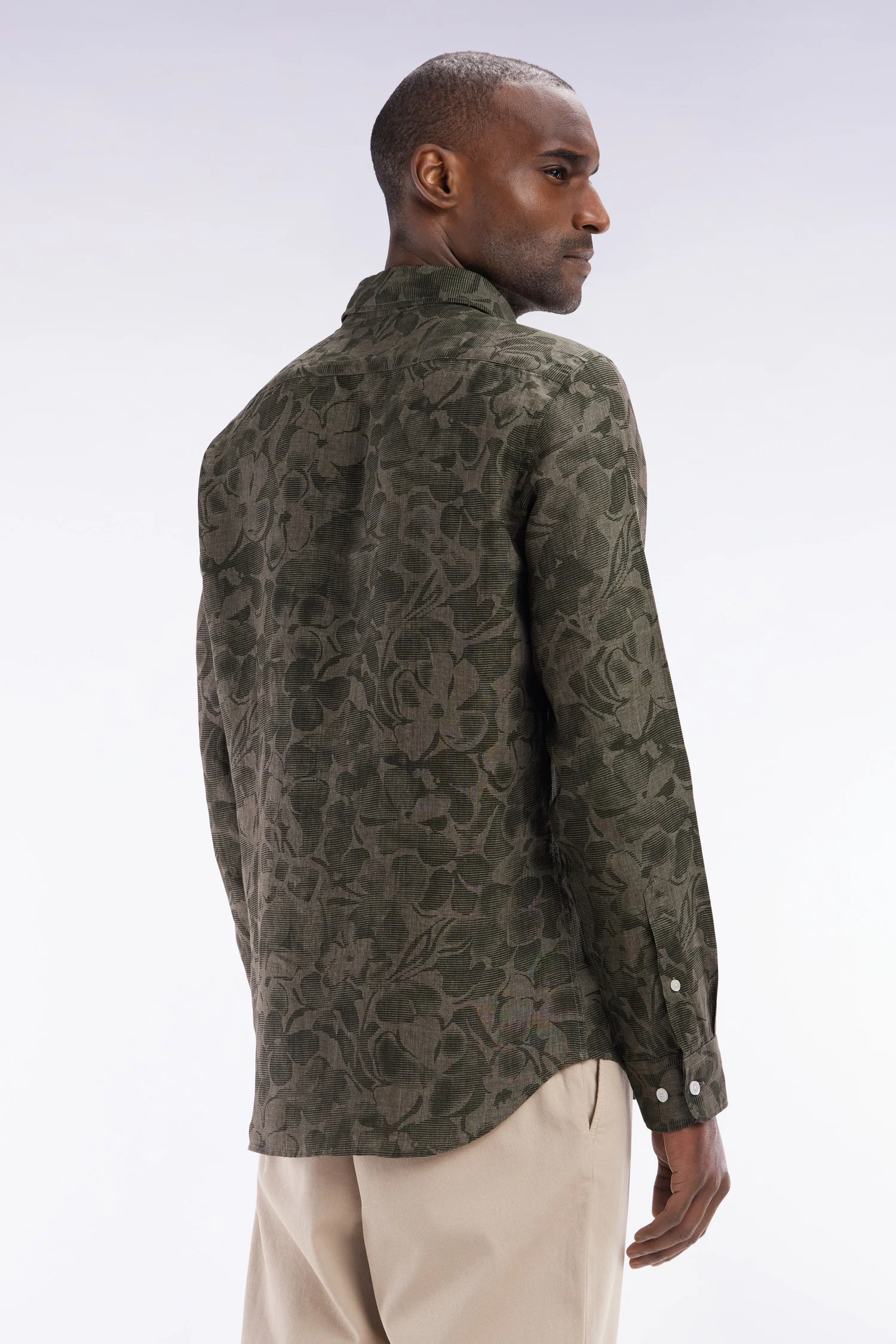 Chemise imprimée en lin kaki coupe ajustée - Image 4