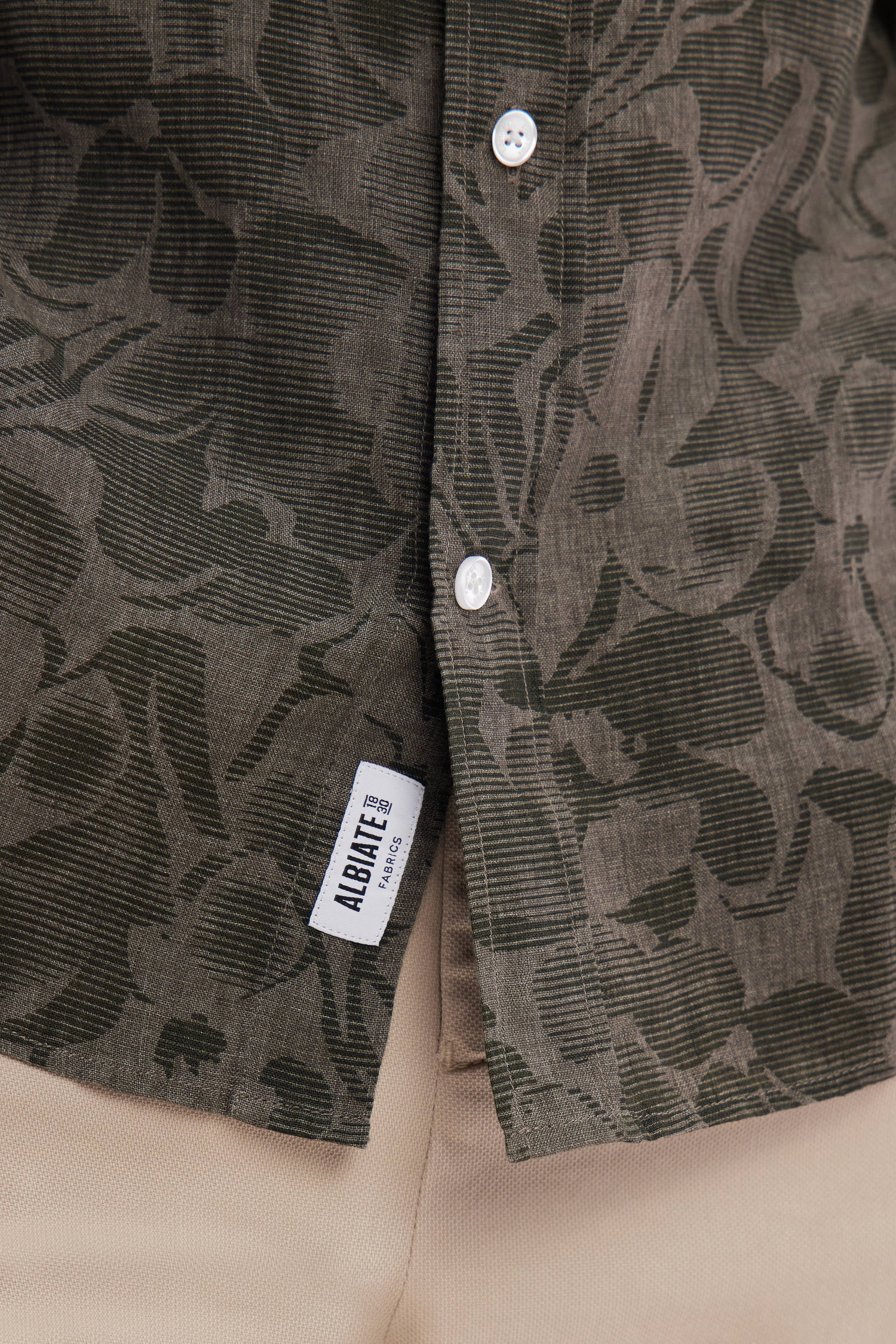 Chemise imprimée en lin kaki coupe ajustée - Image 5