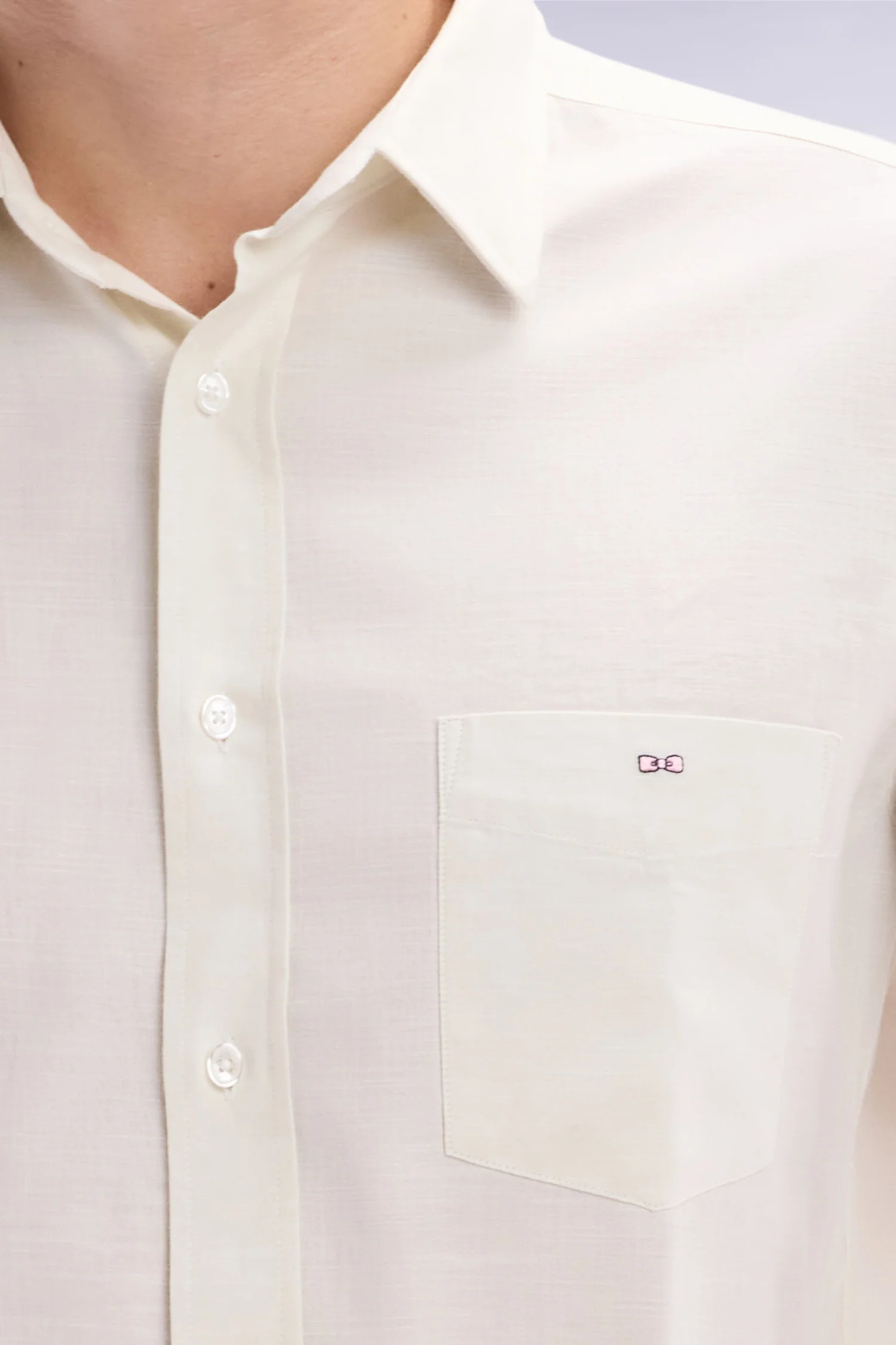 Chemise unie à poche plaquée en coton beige - Image 5