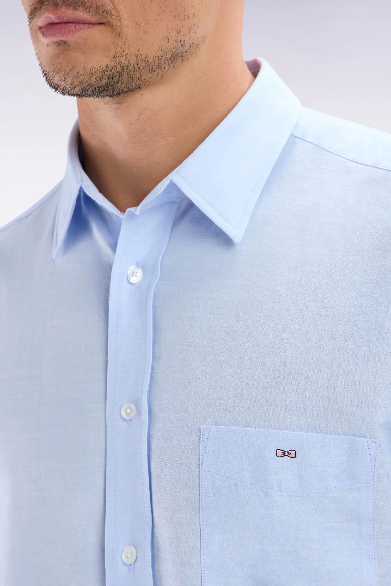 Chemise unie à poche plaquée en coton ciel - Image 5