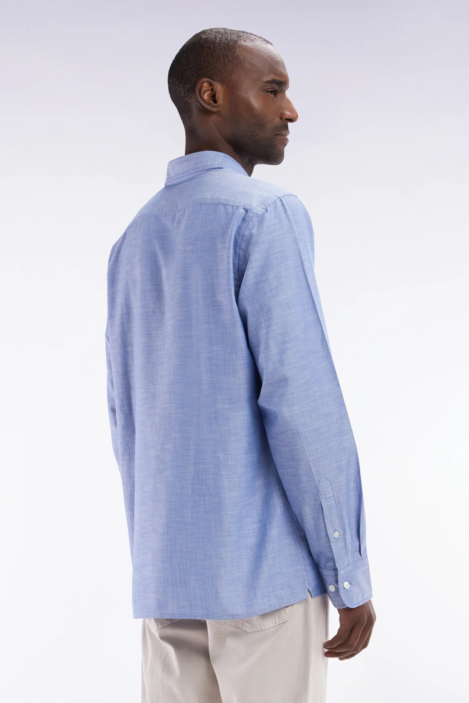 Chemise unie à poche plaquée en coton gris - Image 4