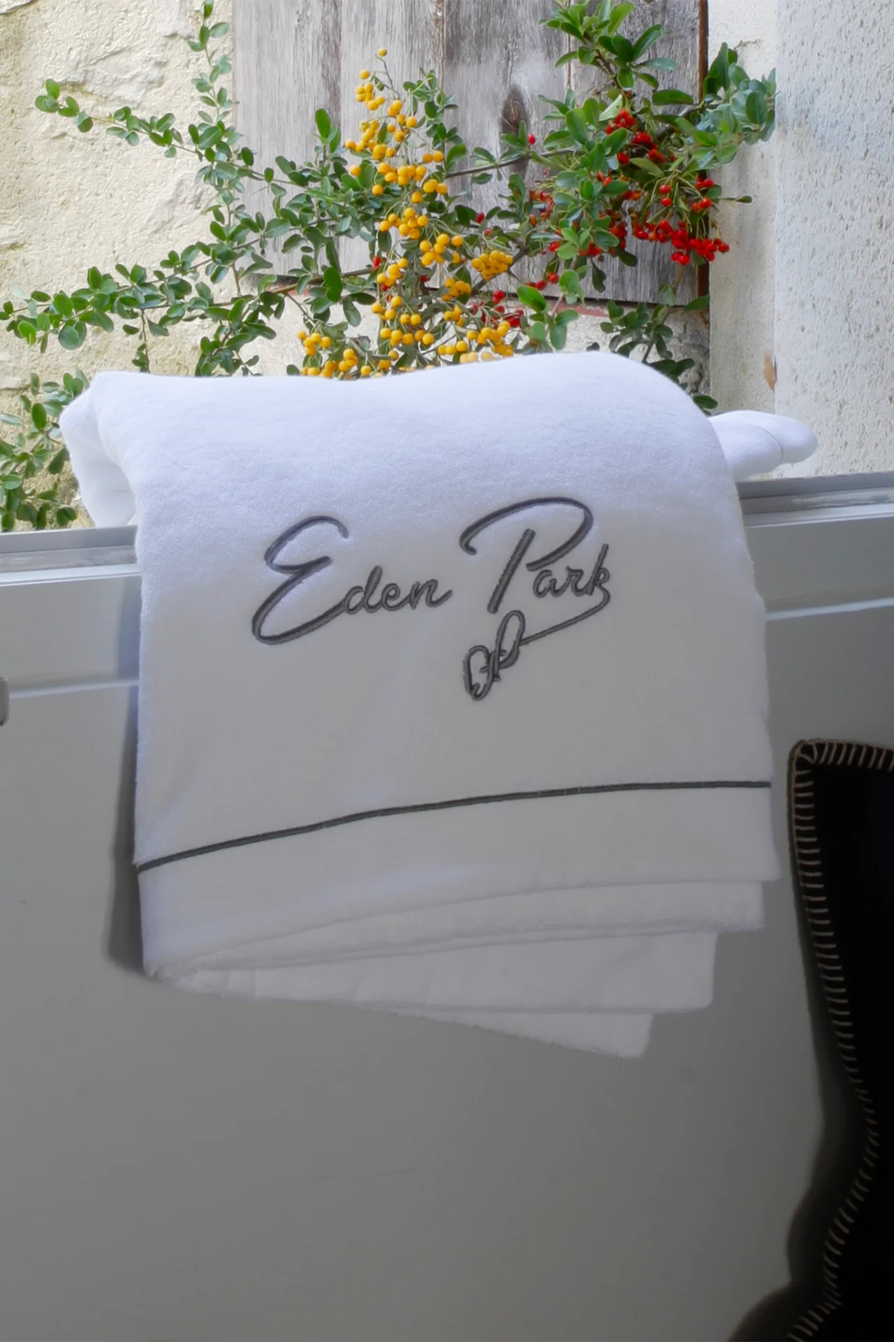 Serviette de bain à broderie blanche - Image 3