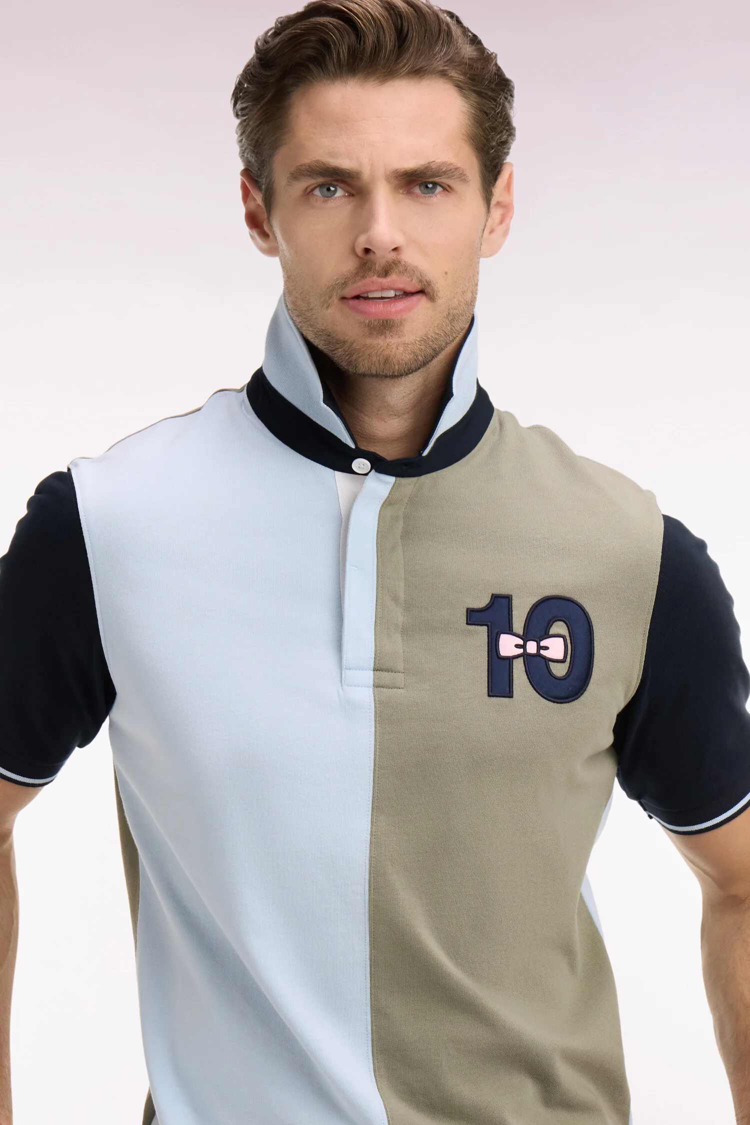 Maillot à manches courtes en coton bicolore kaki et bleu ciel broderie 10 coupe Regular