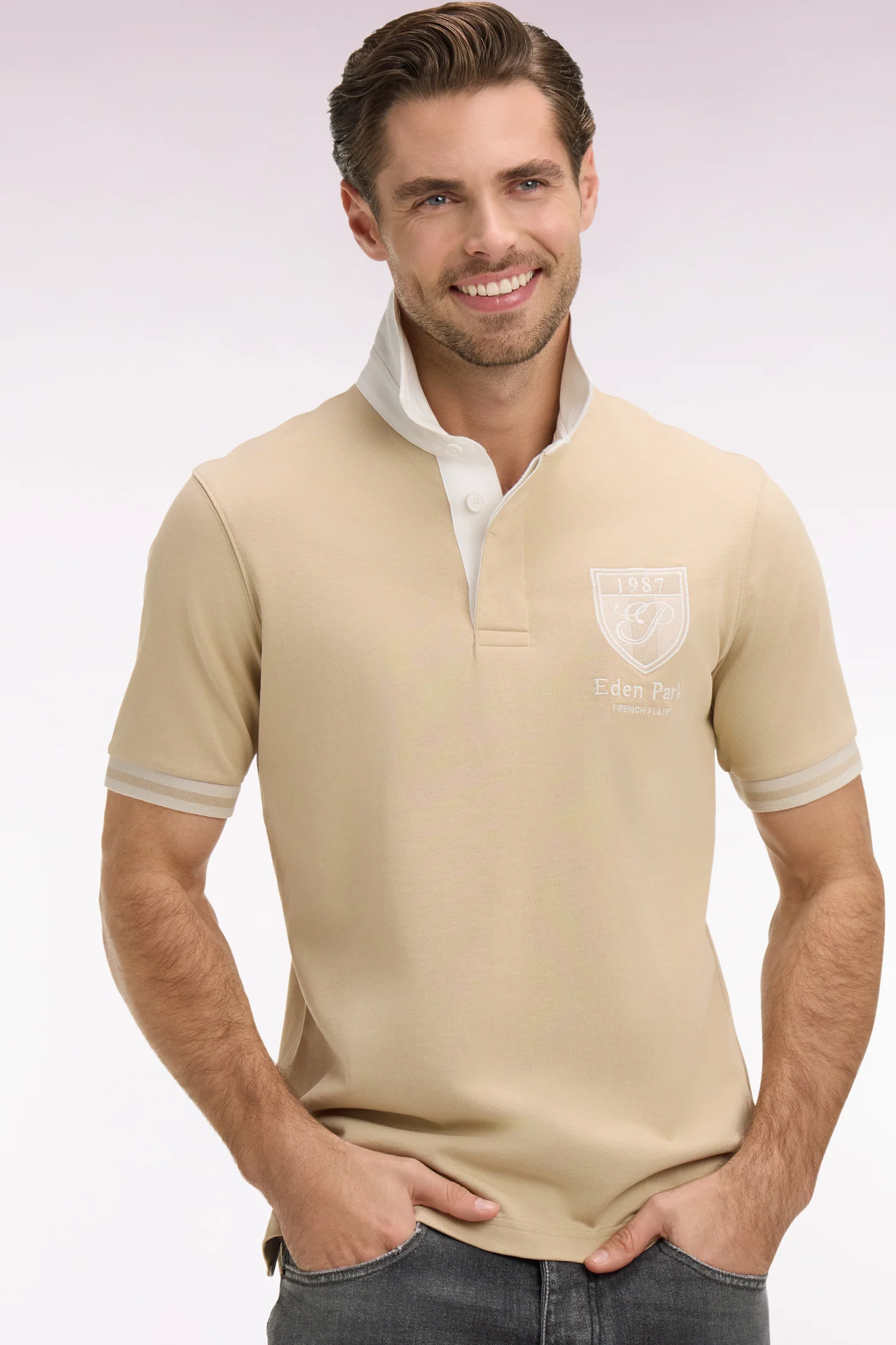 Maillot à manches courtes en jersey de coton beige écusson brodé coupe regular - Image 3