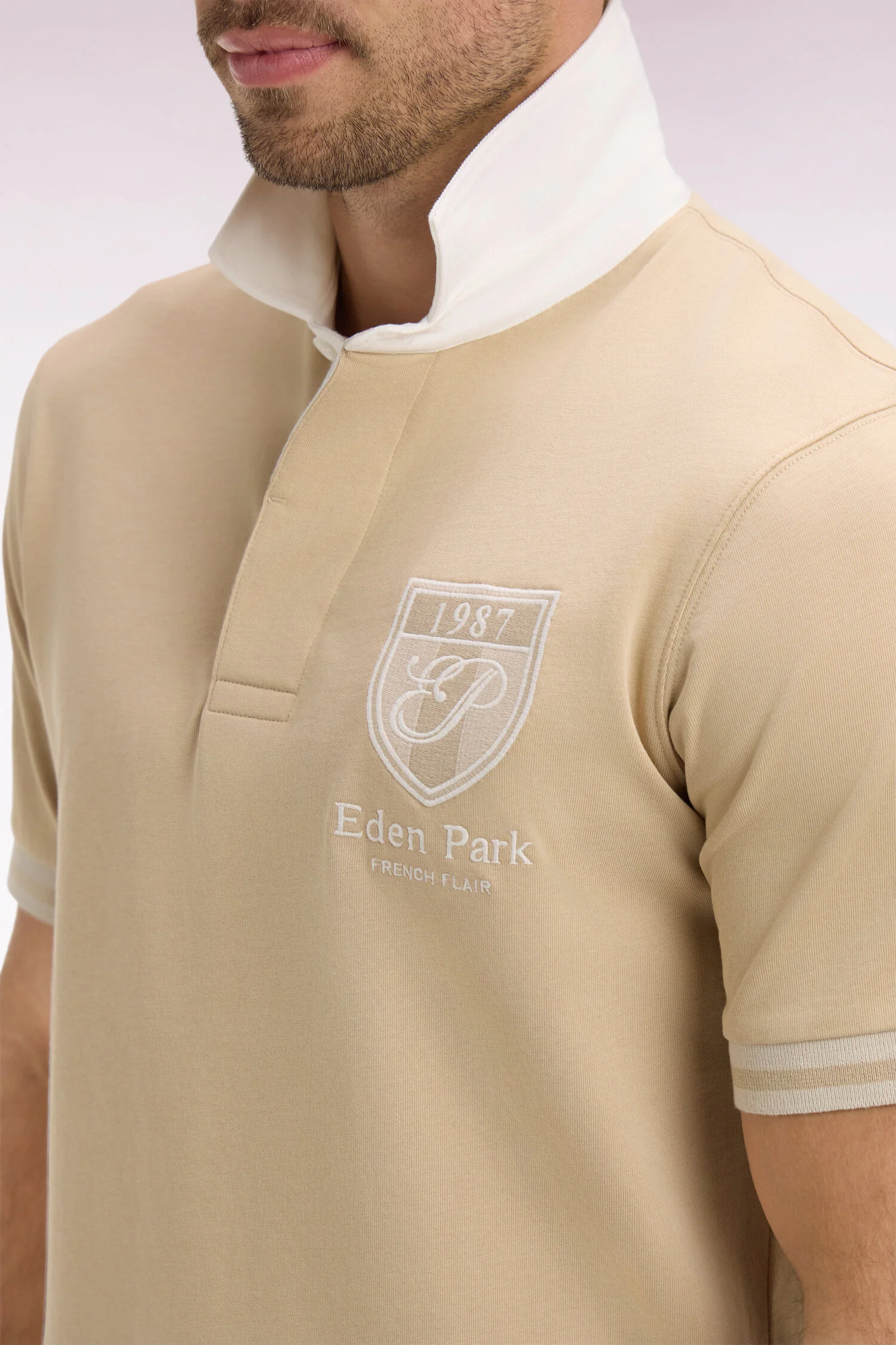 Maillot à manches courtes en jersey de coton beige écusson brodé coupe regular - Image 4