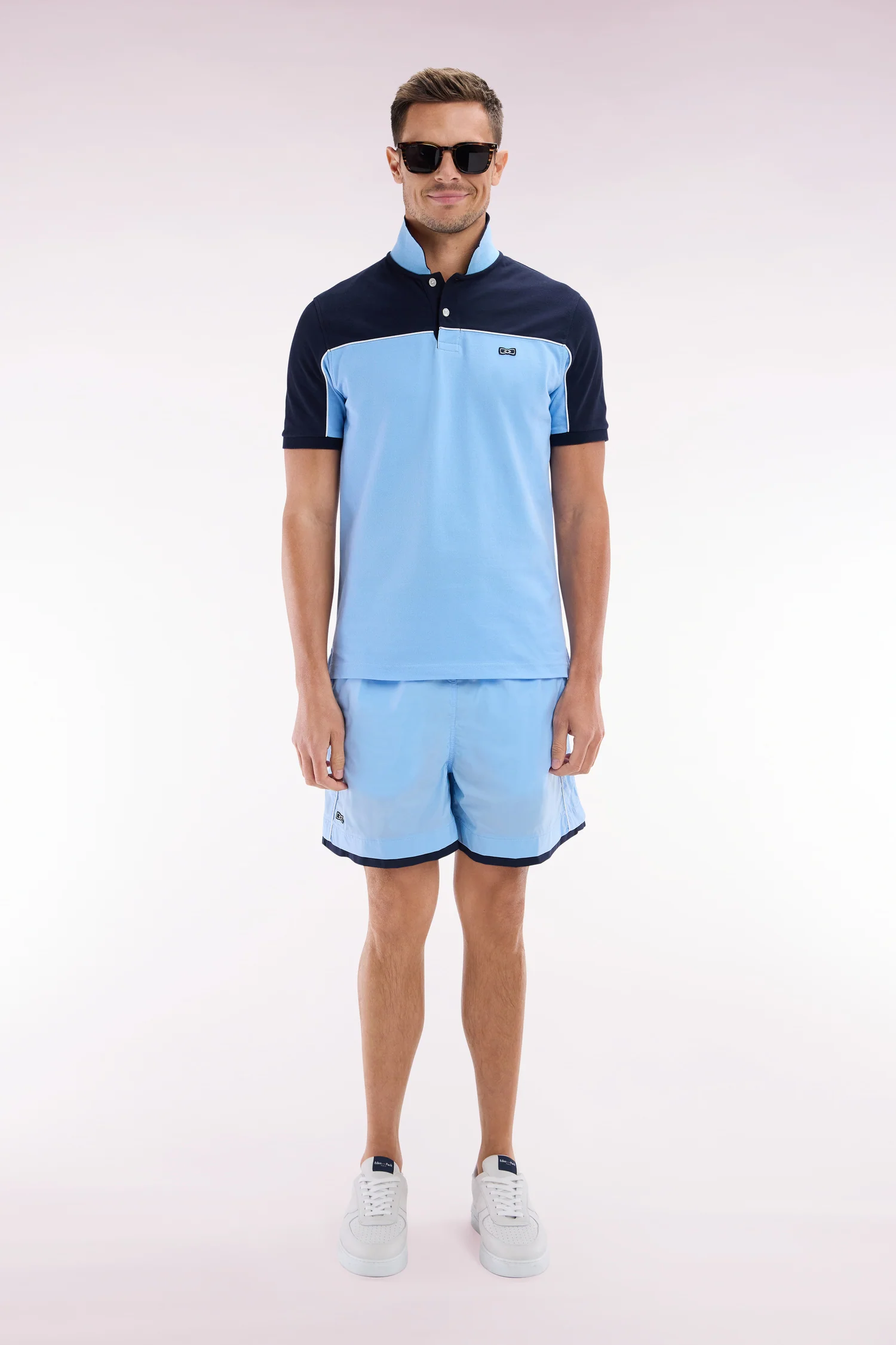 Maillot de bain ciel à passepoil blanc