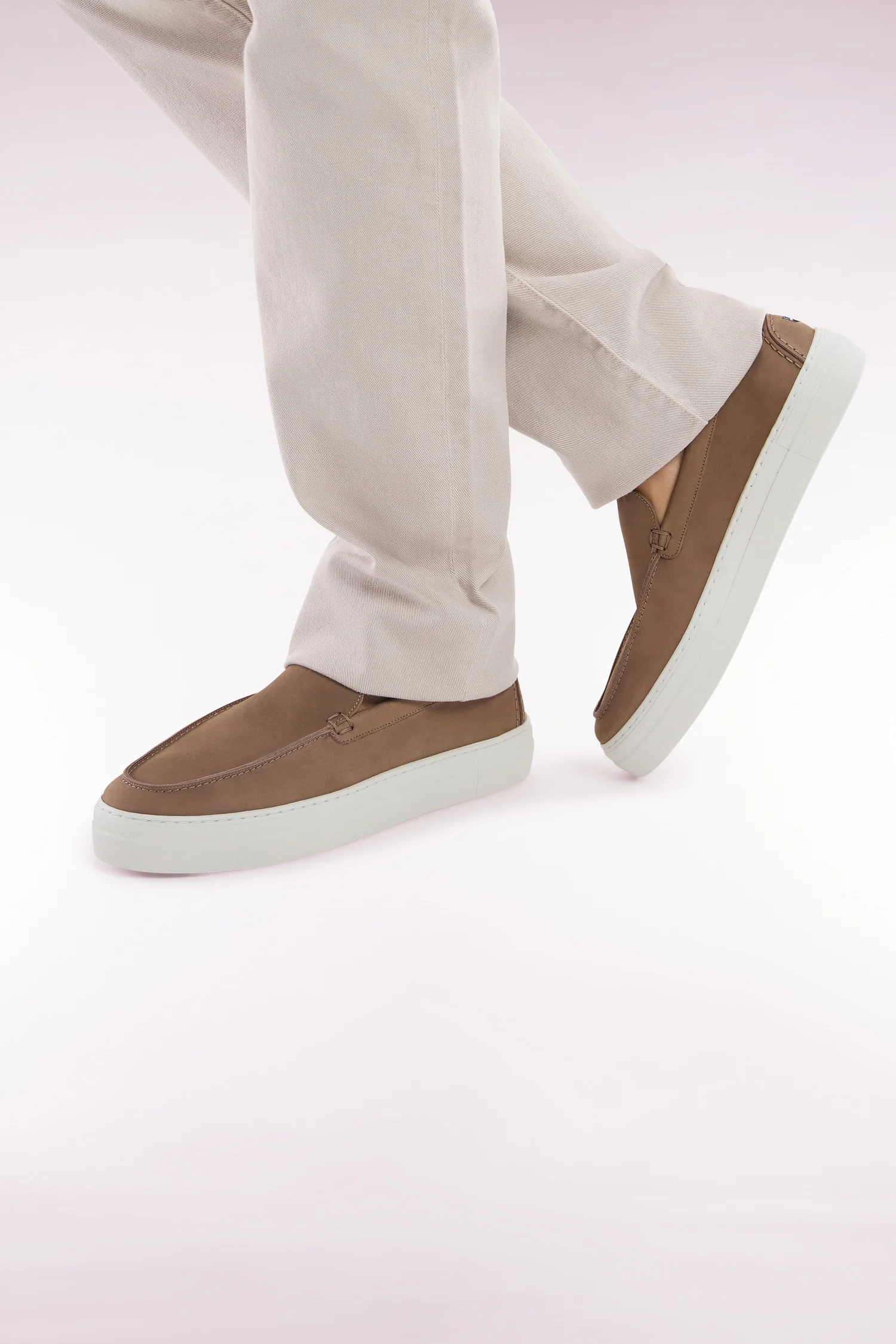 Mocassins à semelles sneakers en cuir suédé camel - Image 2