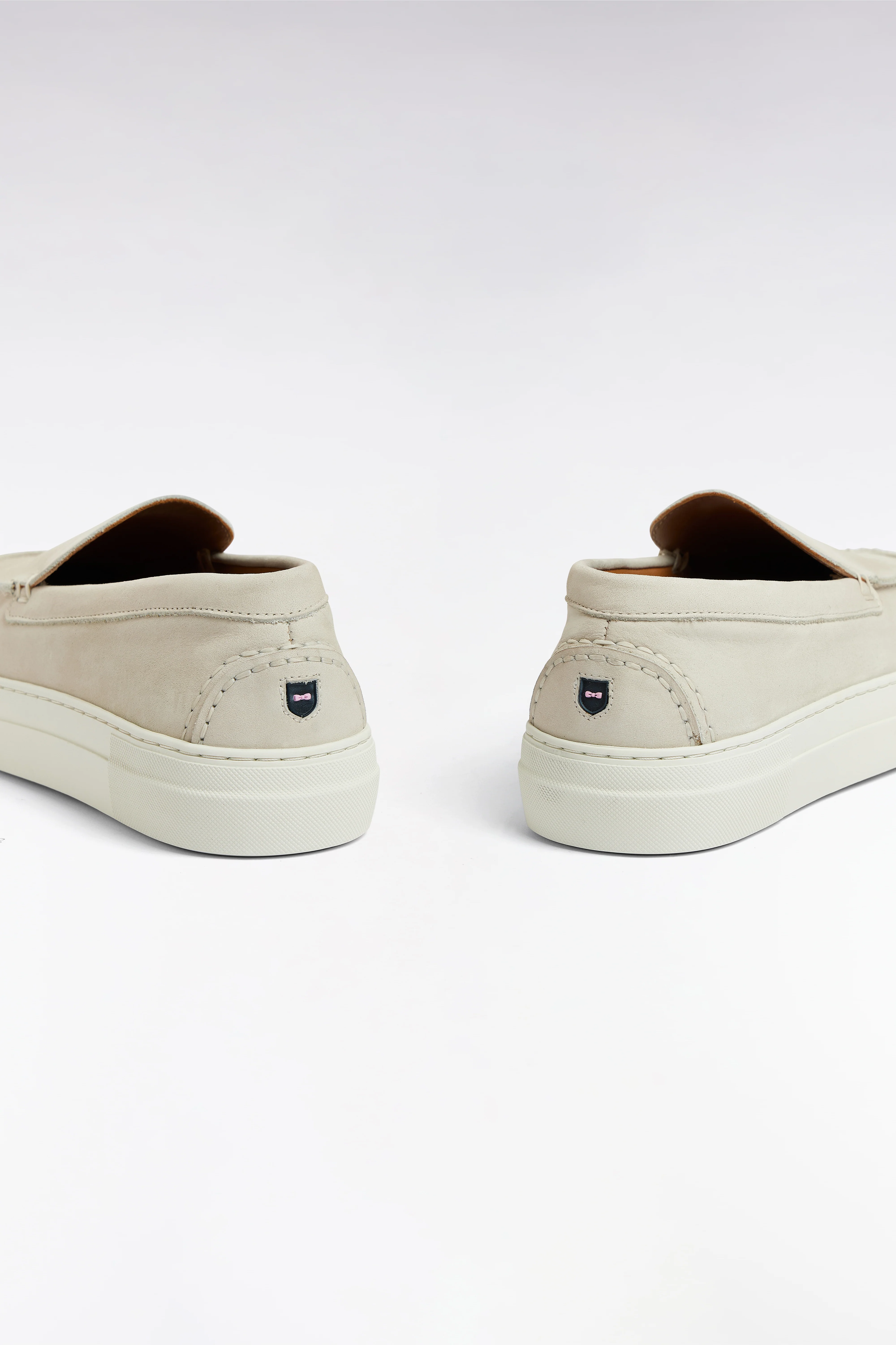 Mocassins à semelles sneakers en cuir suédé écrus - Image 6