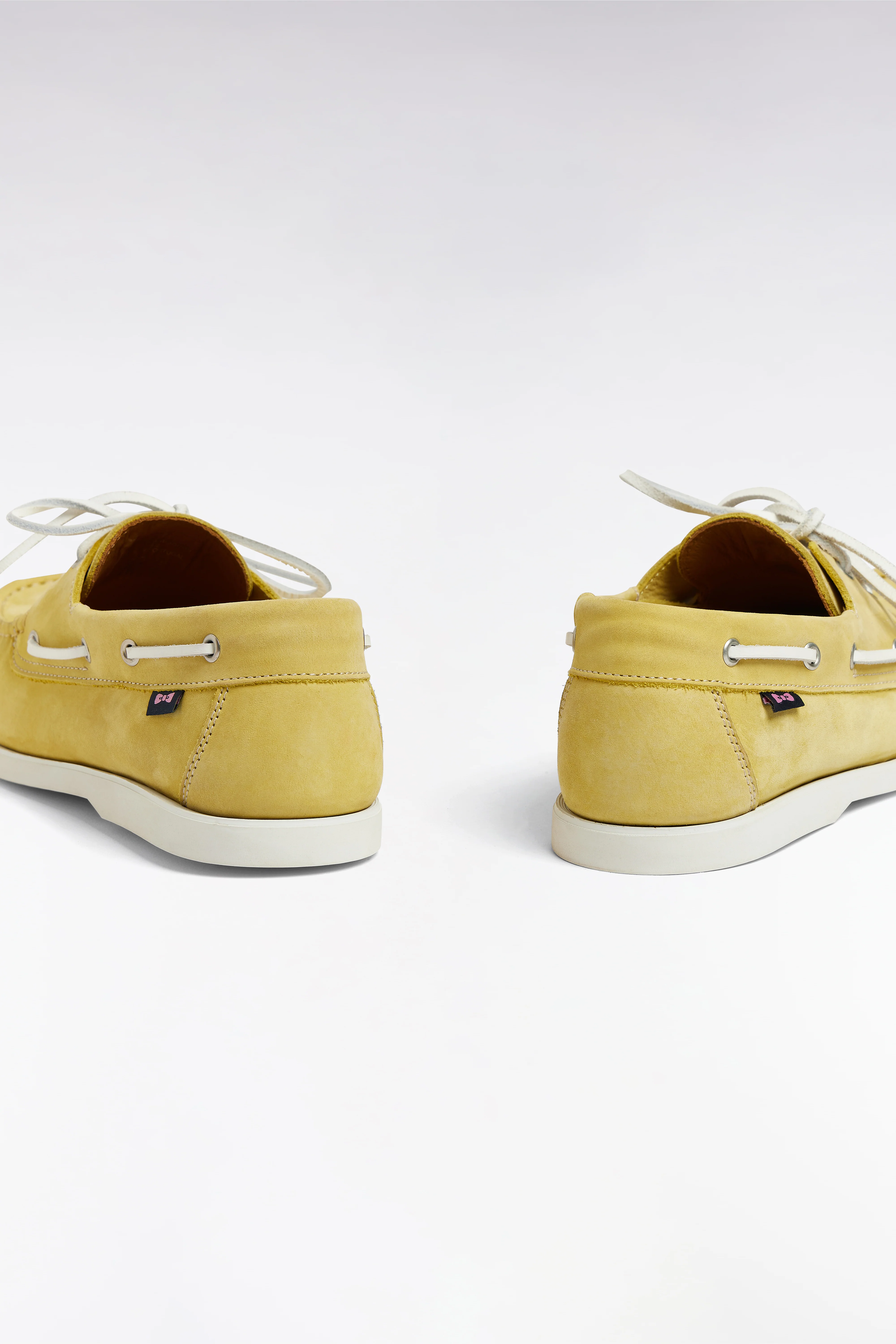 Mocassins bateau en cuir suédé jaune - Image 6
