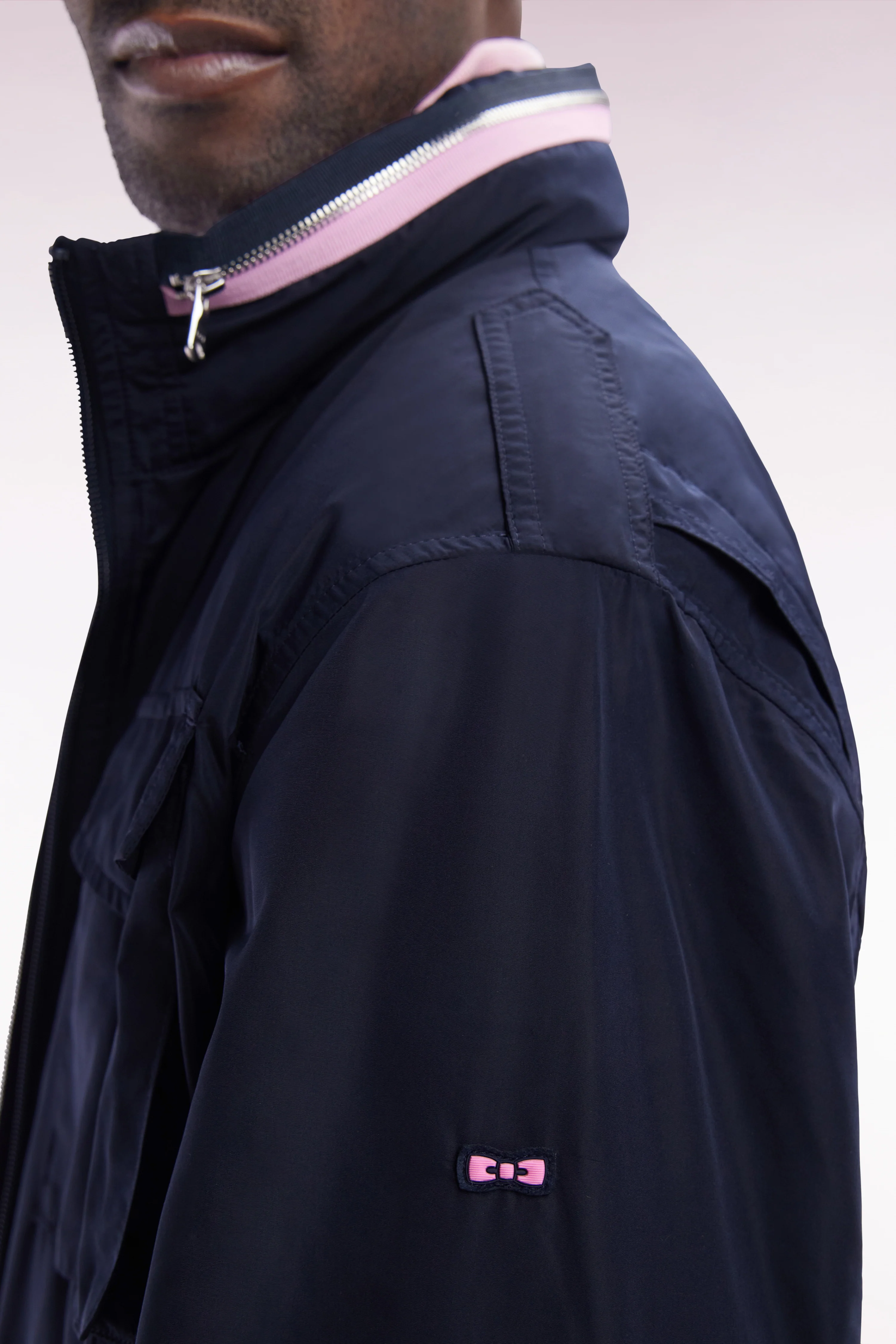 Parka courte 4 poches à col montant et capuche en polyamide bleu marine - Image 4