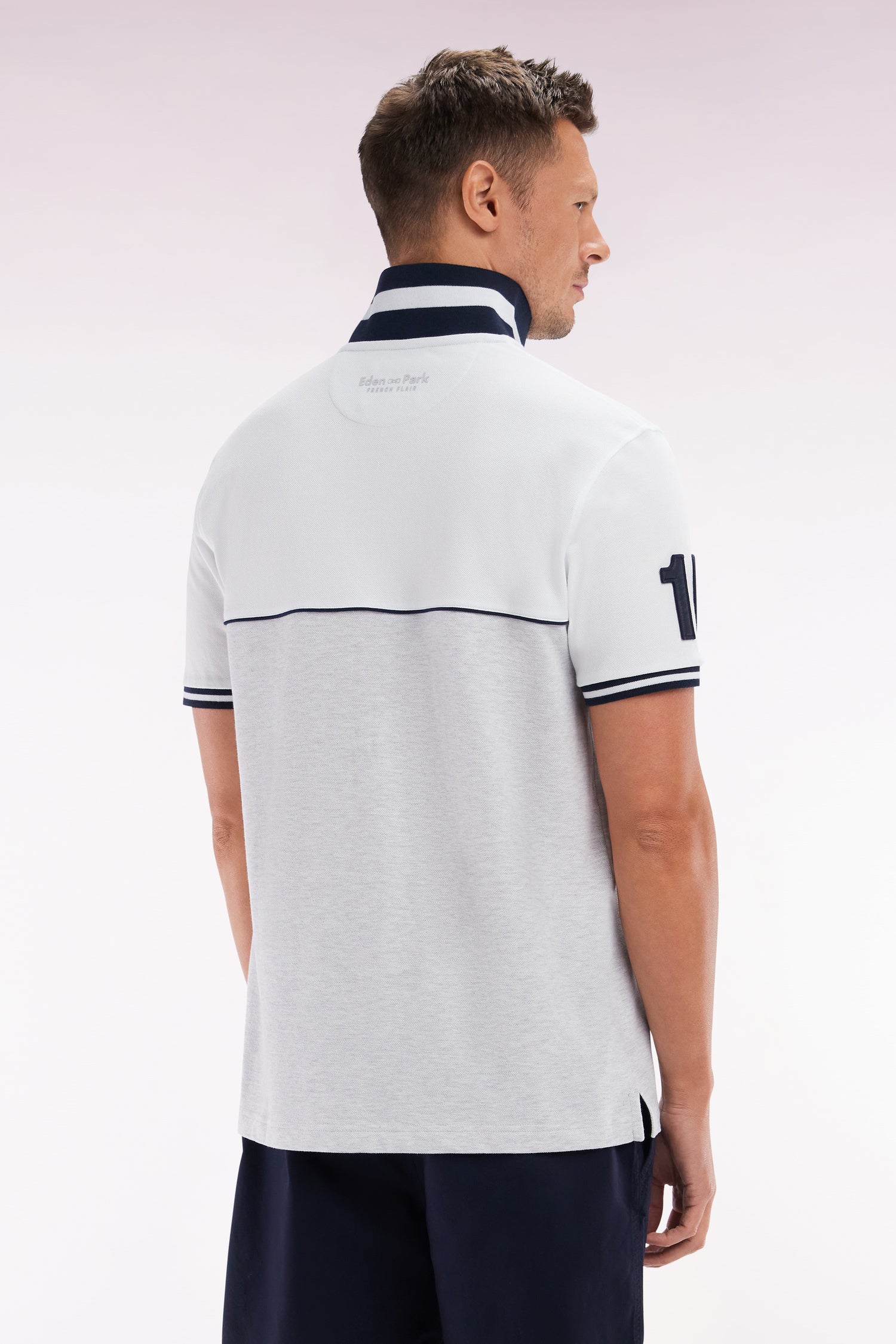 Polo à manches courtes bicolore en coton gris et blanc coupe décontractée - Image 4
