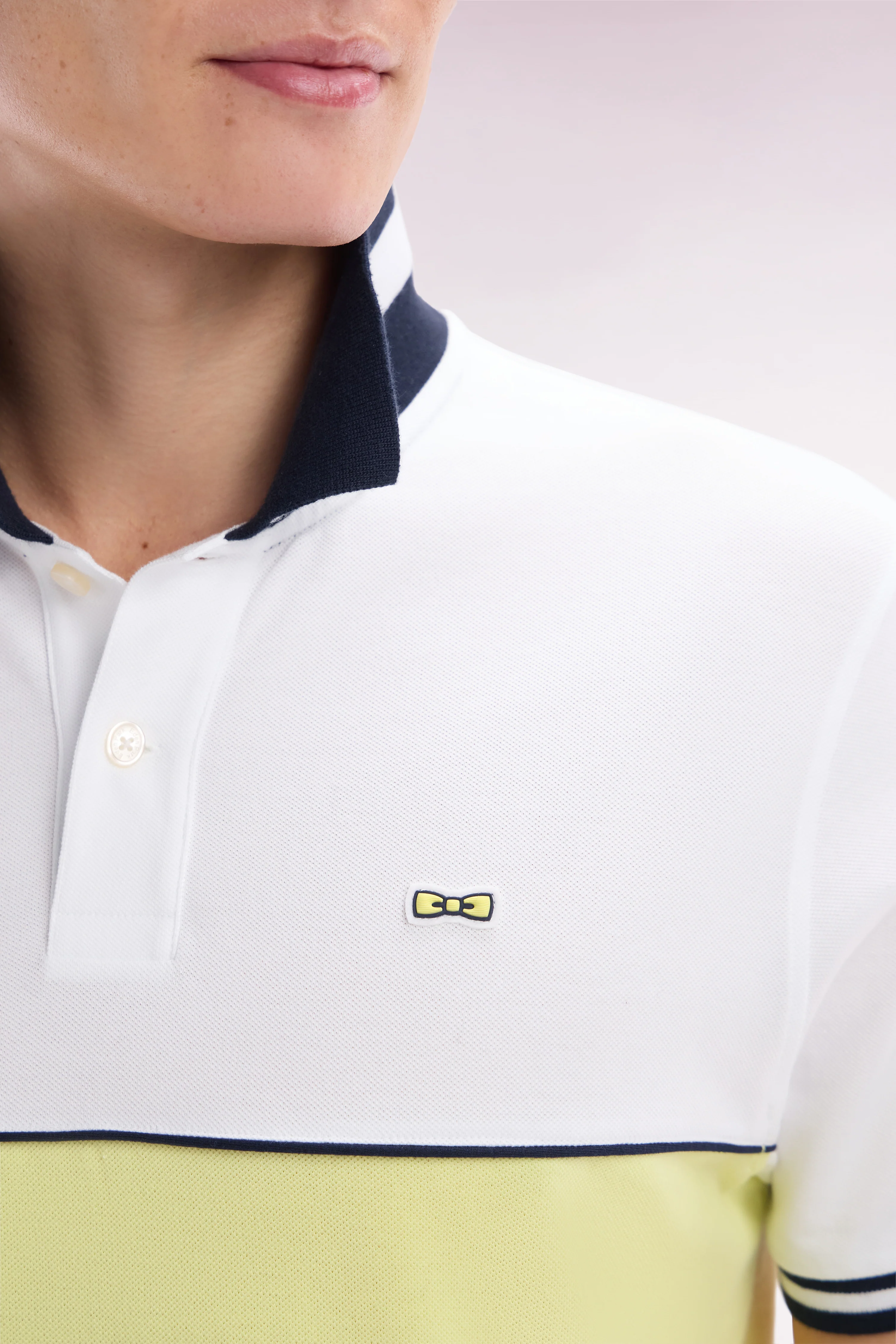 Polo à manches courtes bicolore en coton jaune et blanc coupe décontractée - Image 5