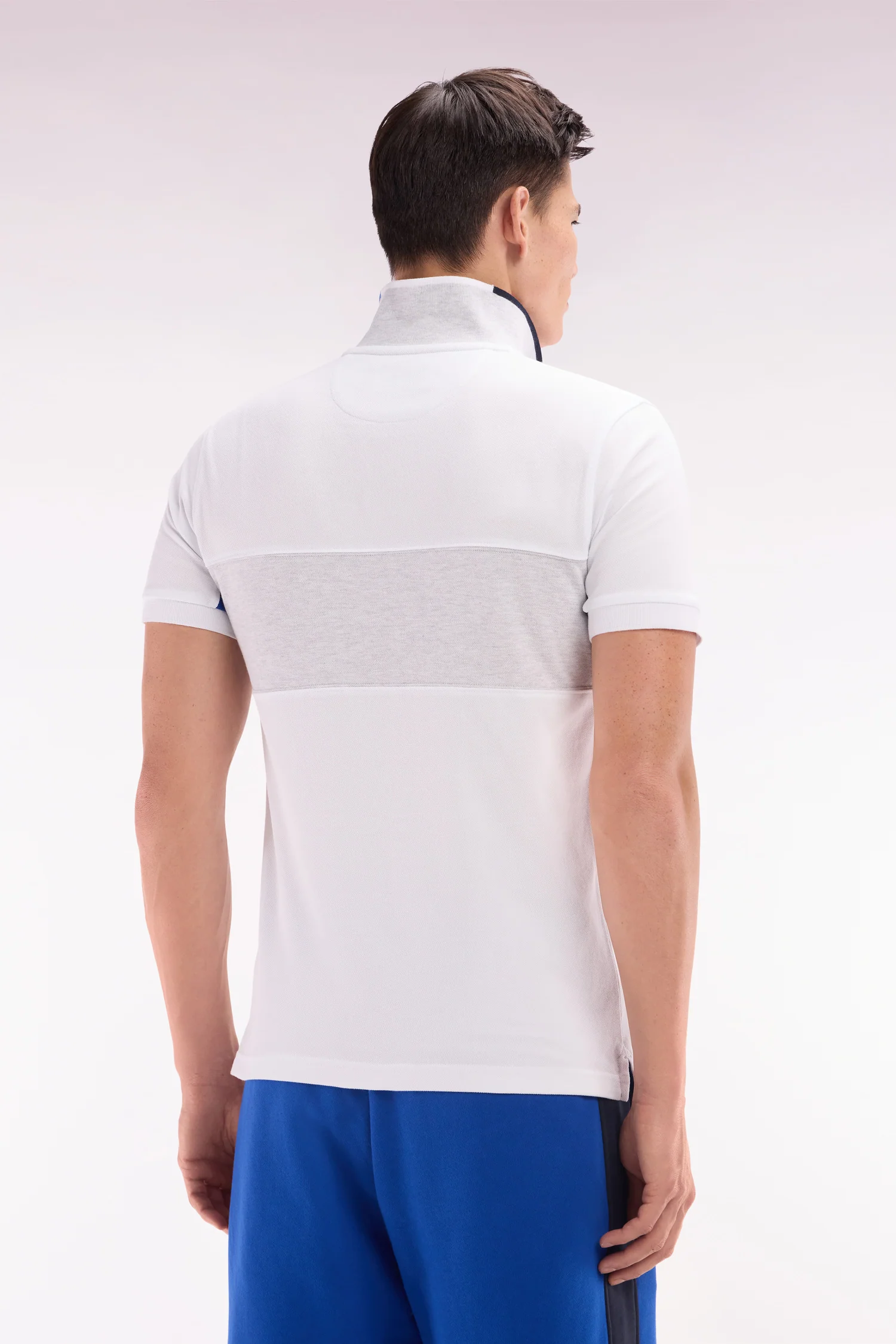 Polo à manches courtes colorblock en coton blanc détails gris et marine coupe droite - Image 4