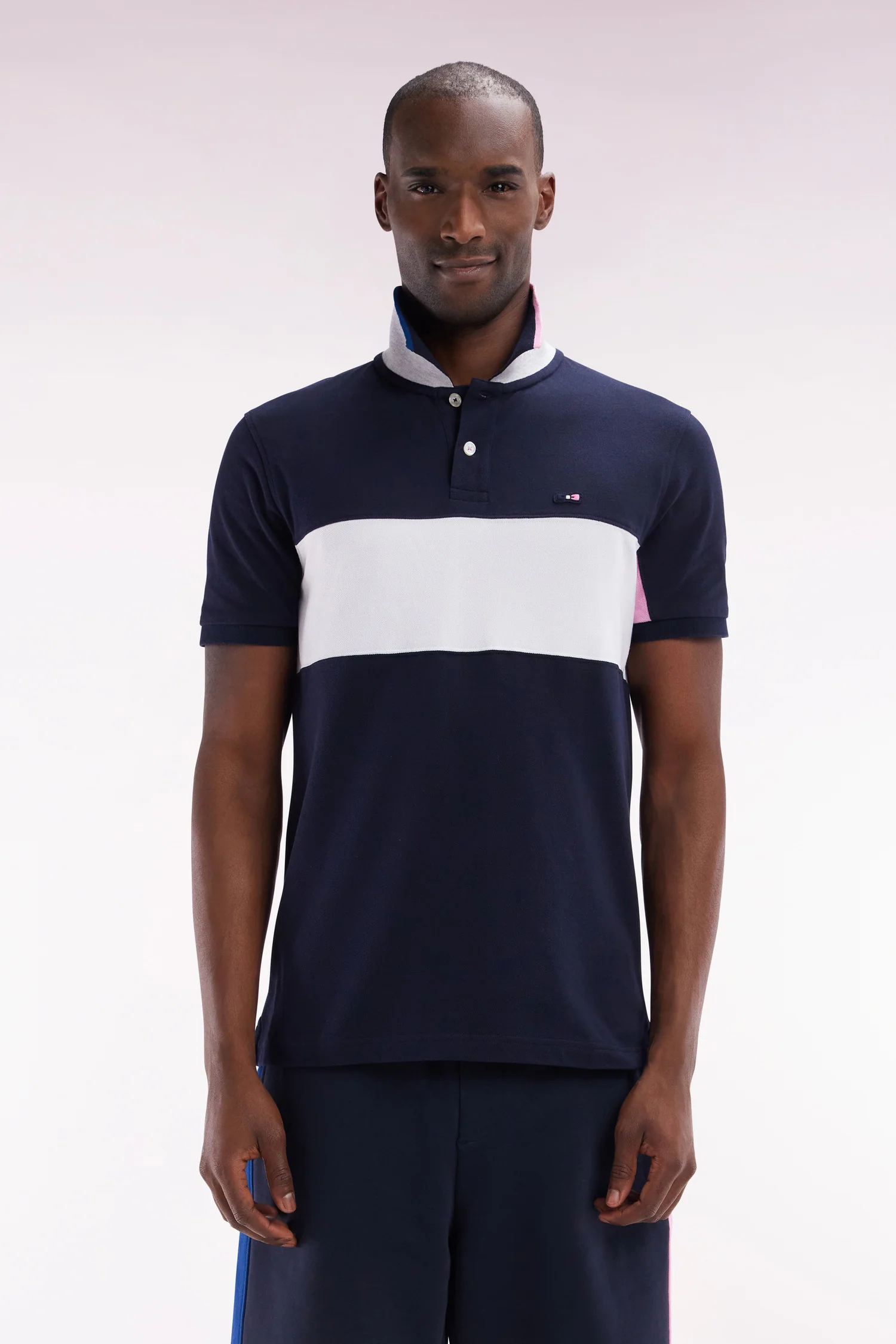 Polo à manches courtes colorblock en coton marine détails roses et blancs coupe droite