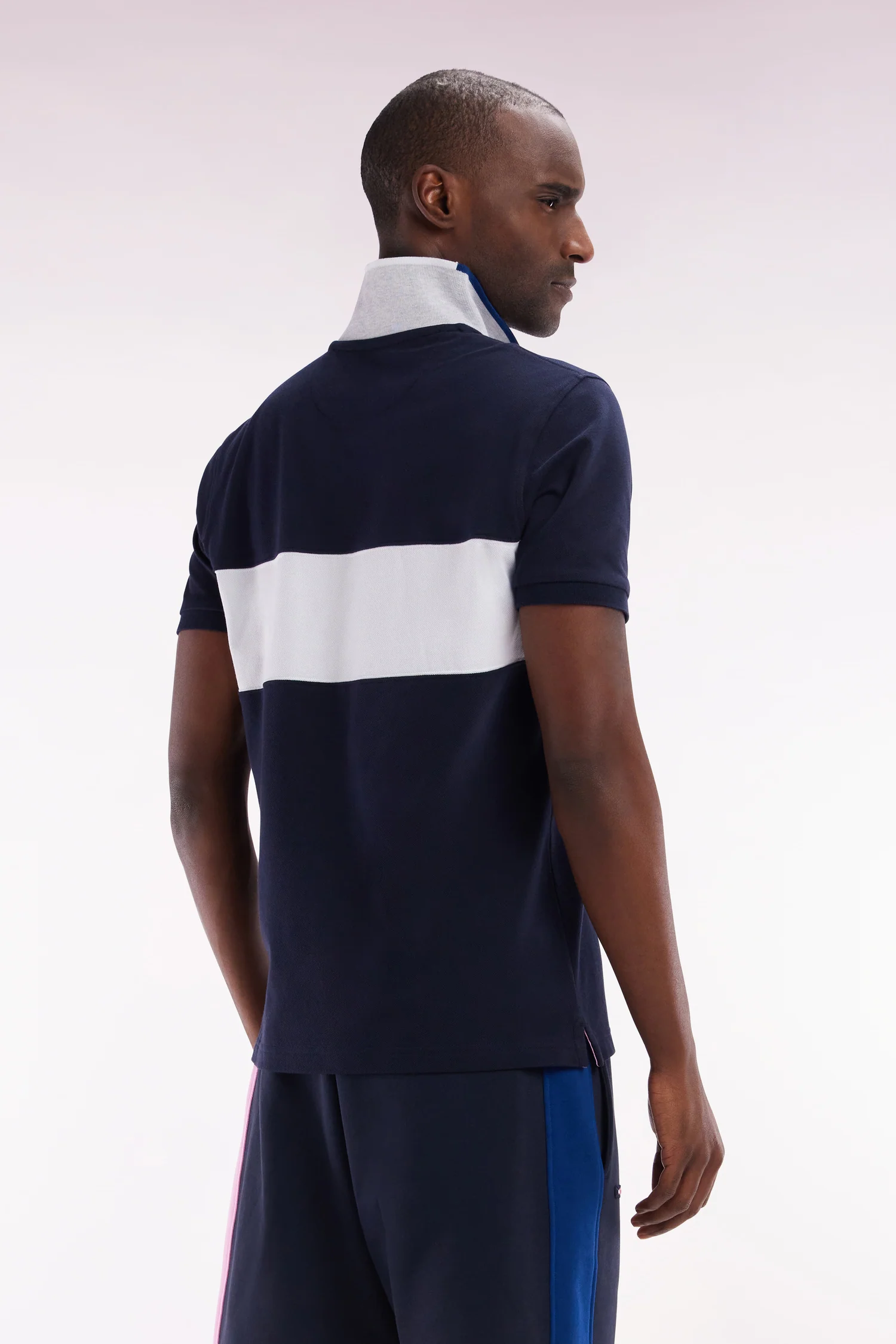 Polo à manches courtes colorblock en coton marine détails roses et blancs coupe droite - Image 4