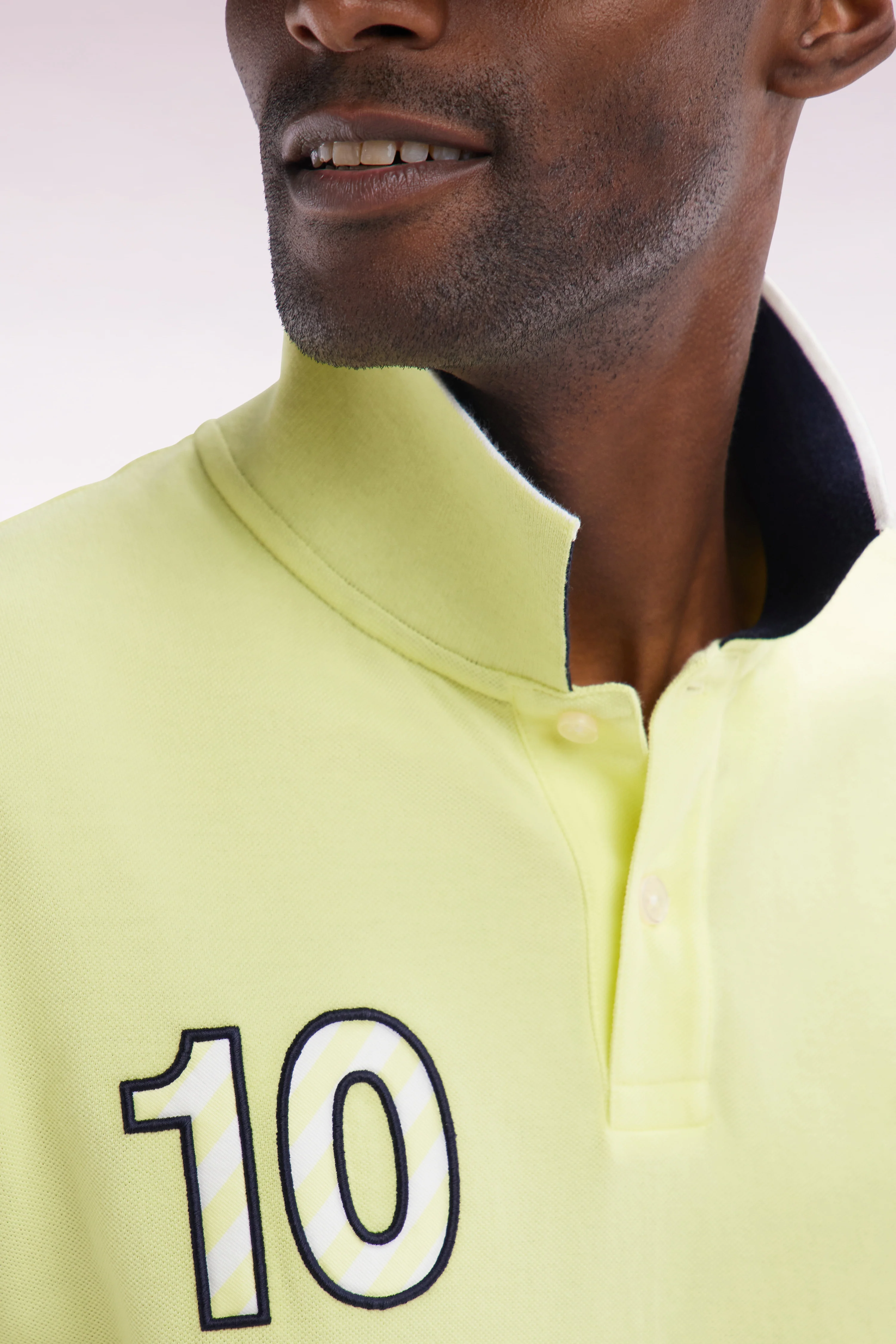 Polo à manches courtes en coton jaune broderie 10 coupe décontractée - Image 5