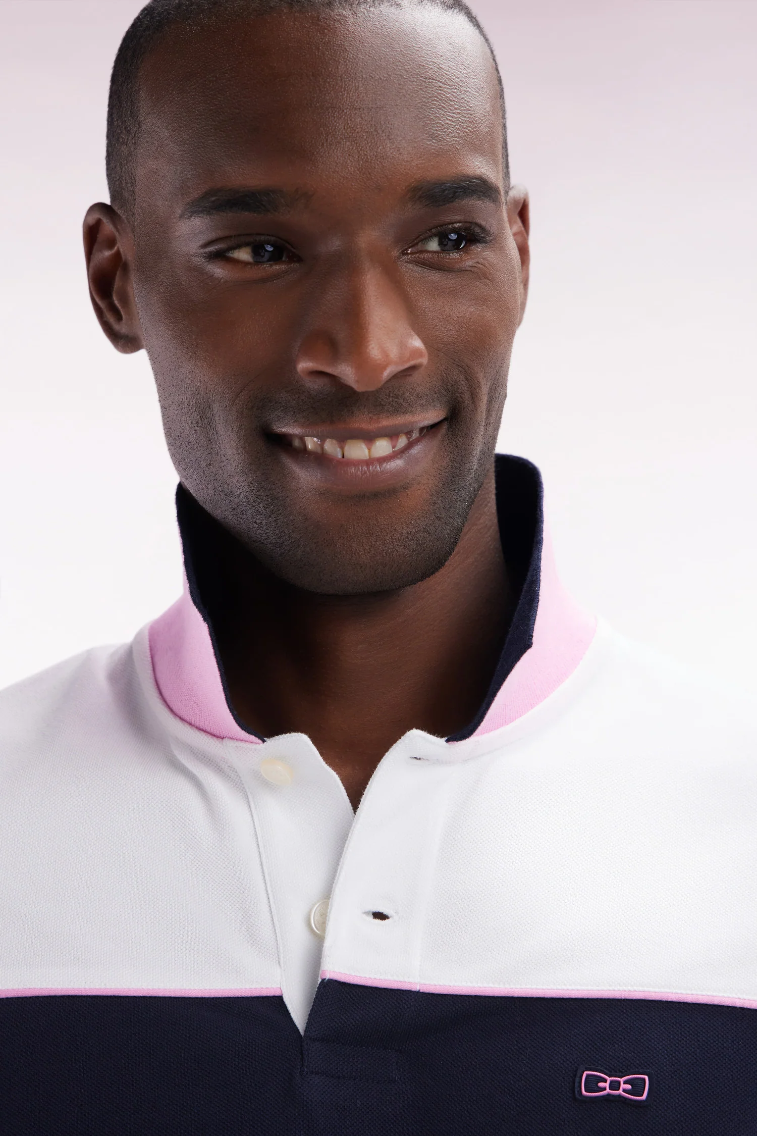 Polo à manches courtes en coton marine colorblock coupe droite - Image 5