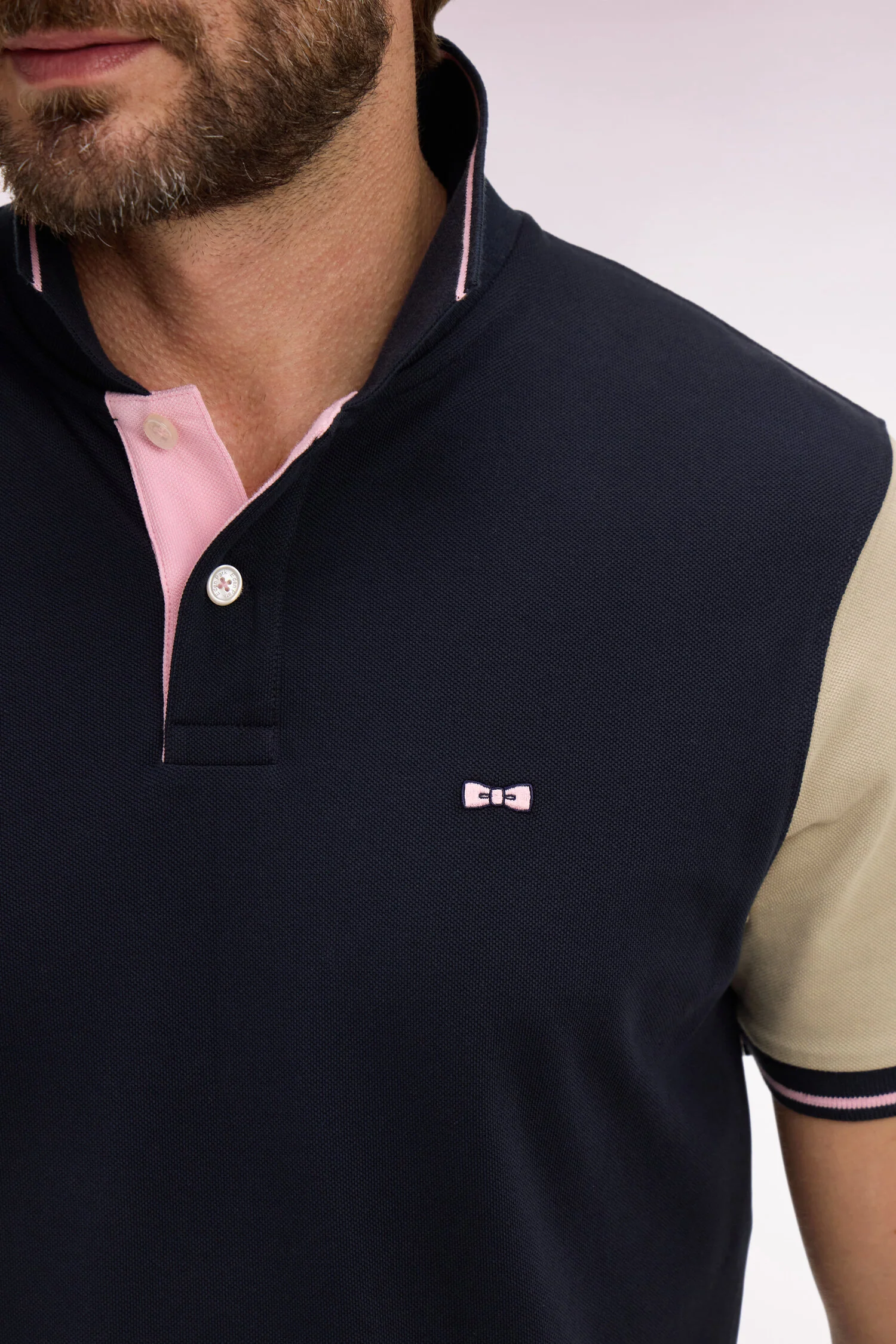 Polo Ă manches courtes en coton marine et beige - Image 4