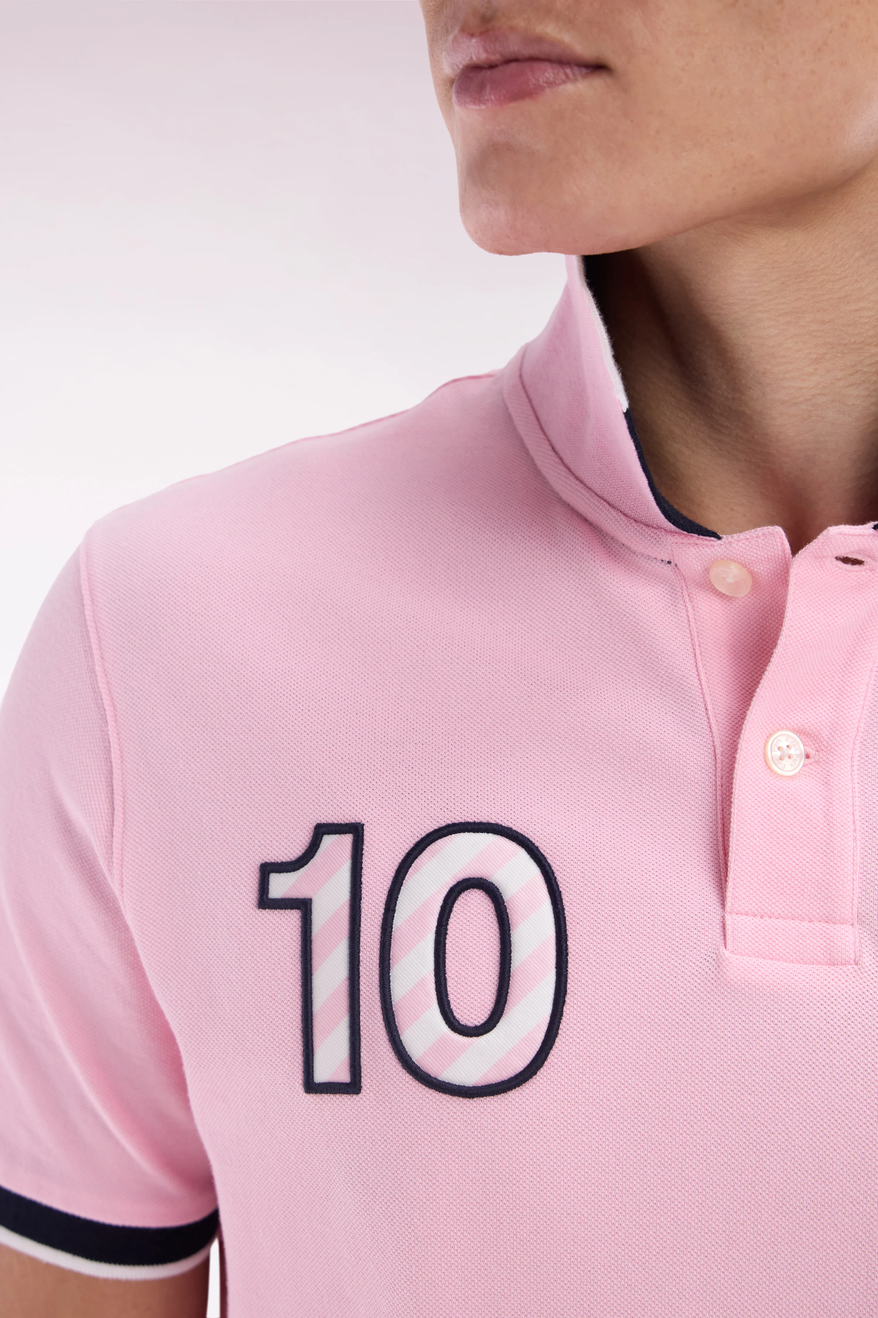 Polo à manches courtes en coton rose broderie 10 coupe décontractée - Image 5