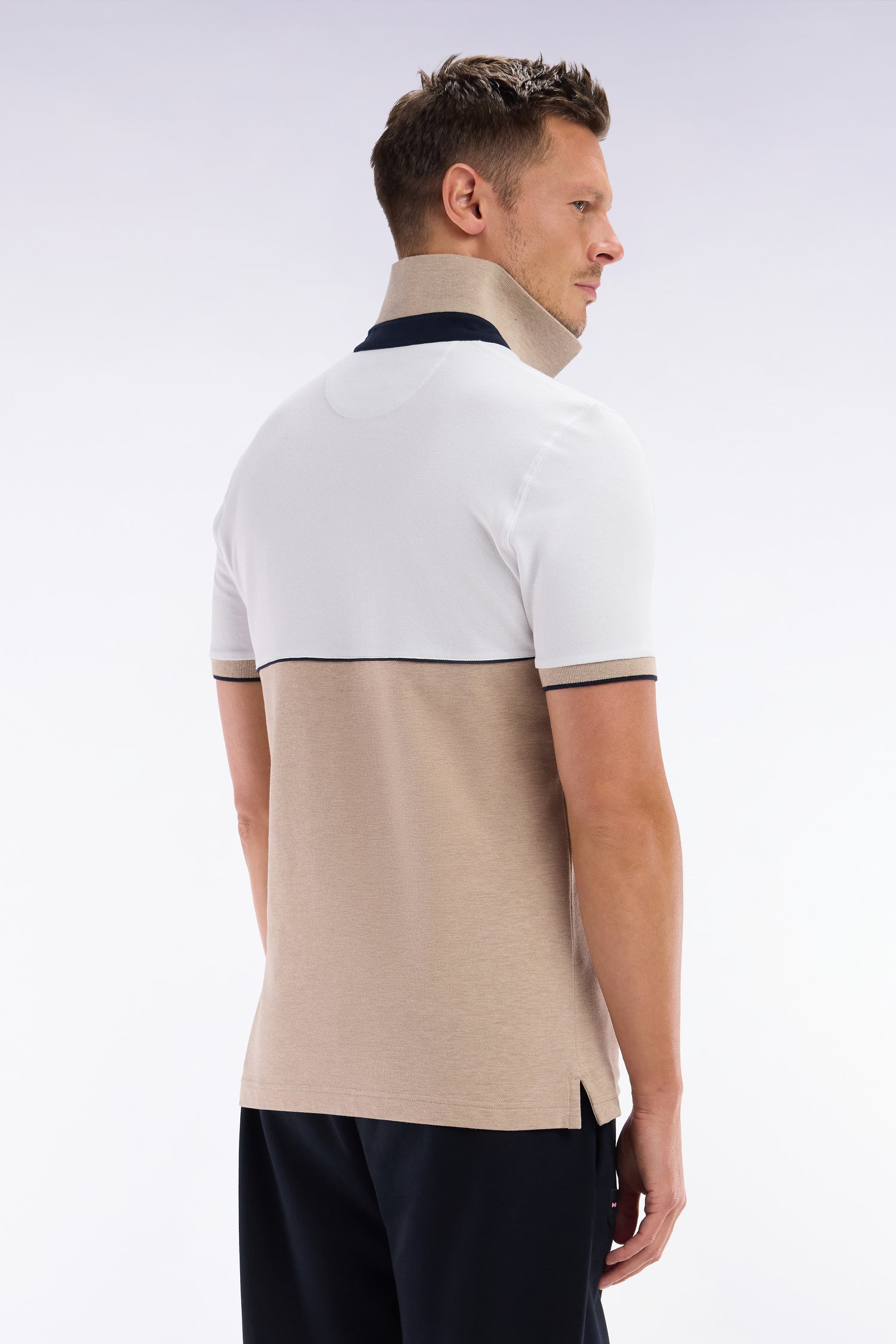Polo à manches courtes en coton stretch bicolore beige coupe ajustée - Image 4