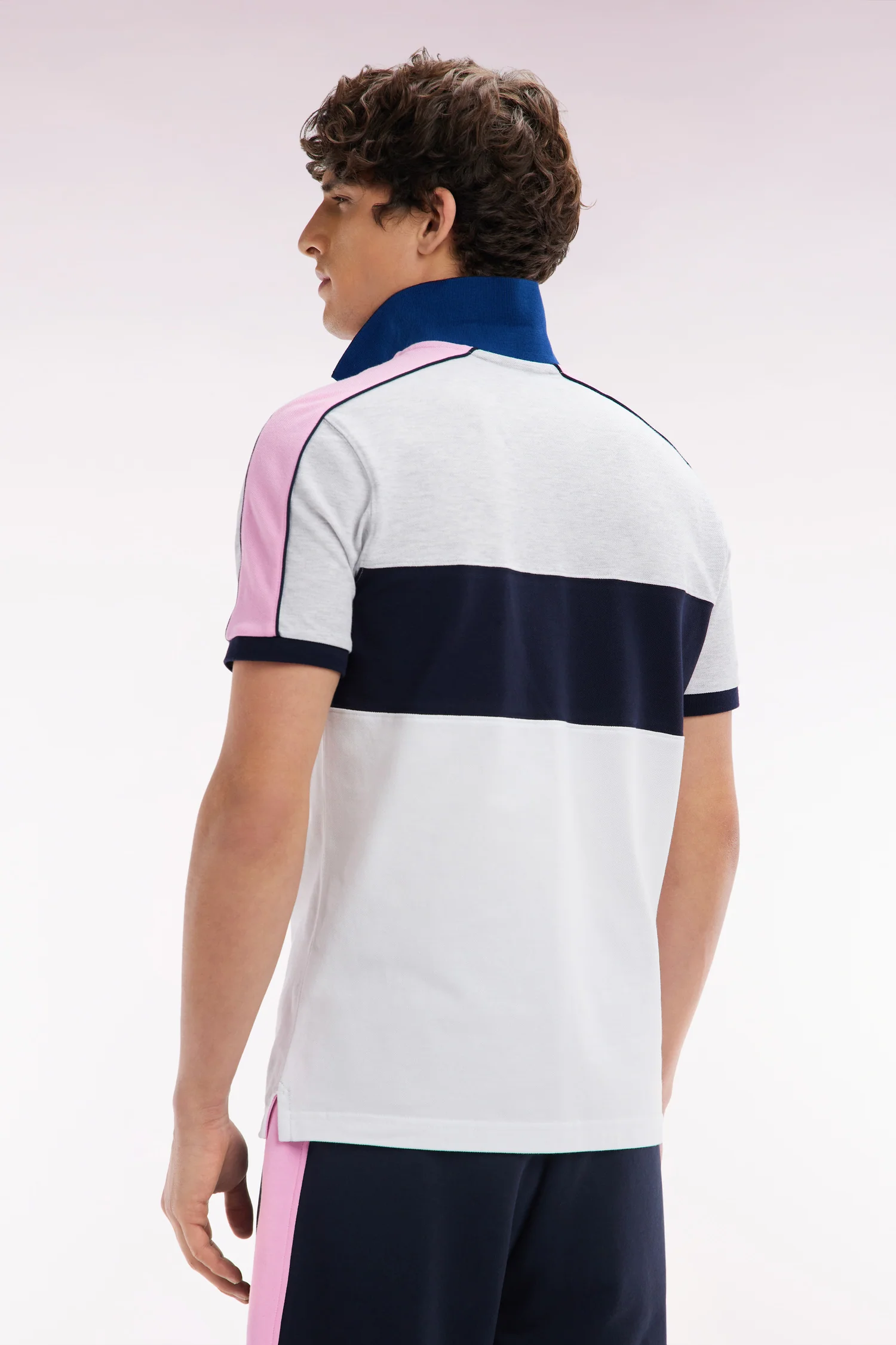Polo à manches courtes en coton tricolore blanc marine et gris coupe droite - Image 4