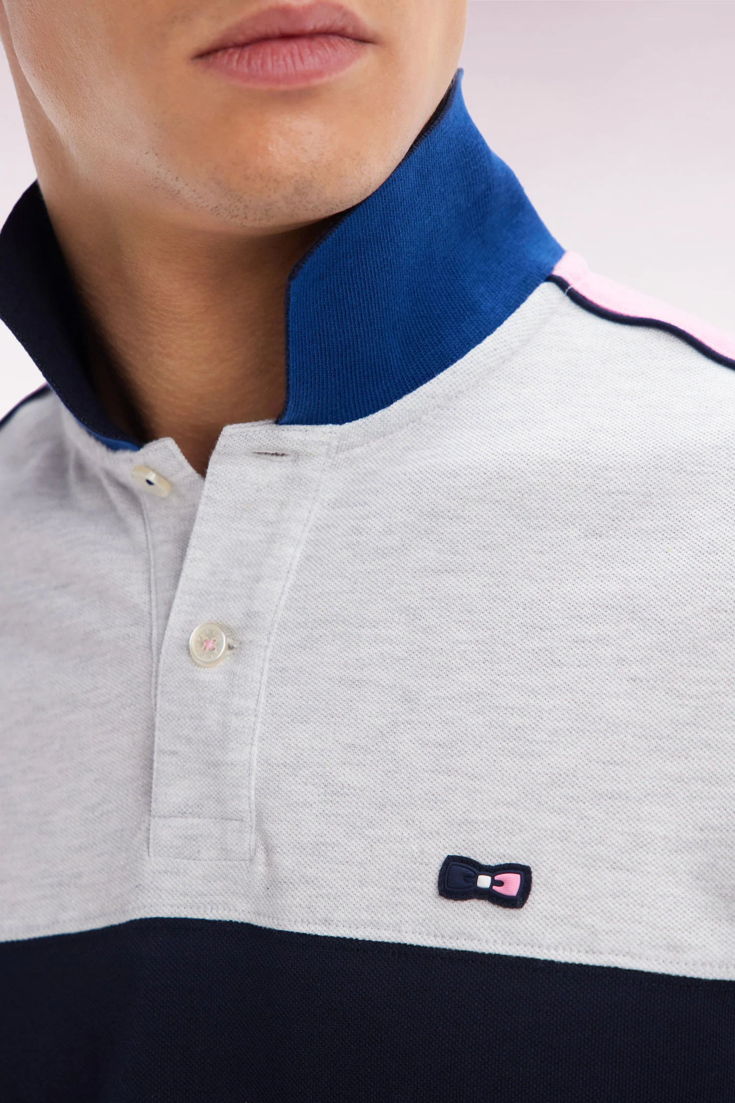 Polo à manches courtes en coton tricolore blanc marine et gris coupe droite - Image 5