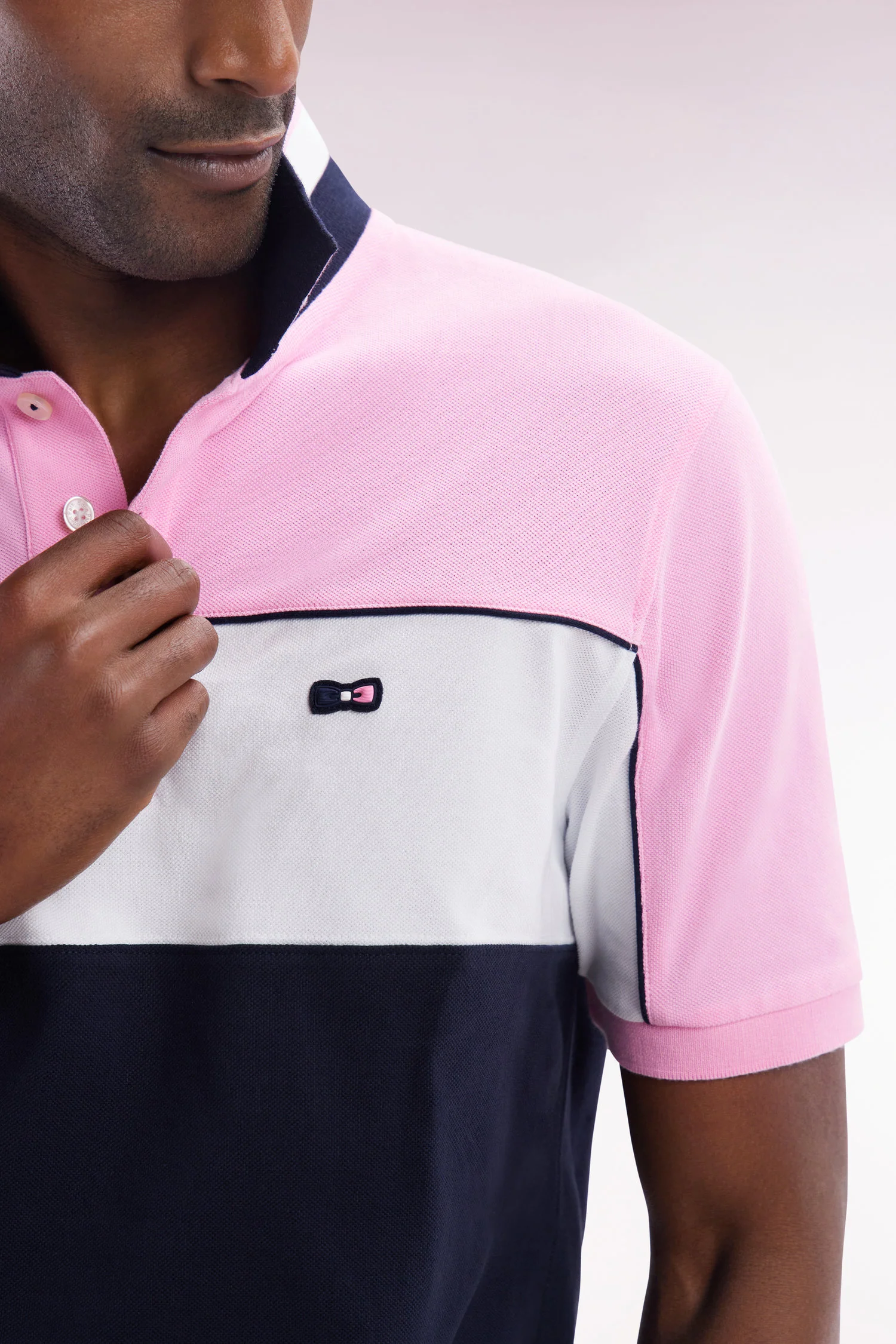 Polo à manches courtes en coton tricolore rose dessous de col rayé coupe droite - Image 5