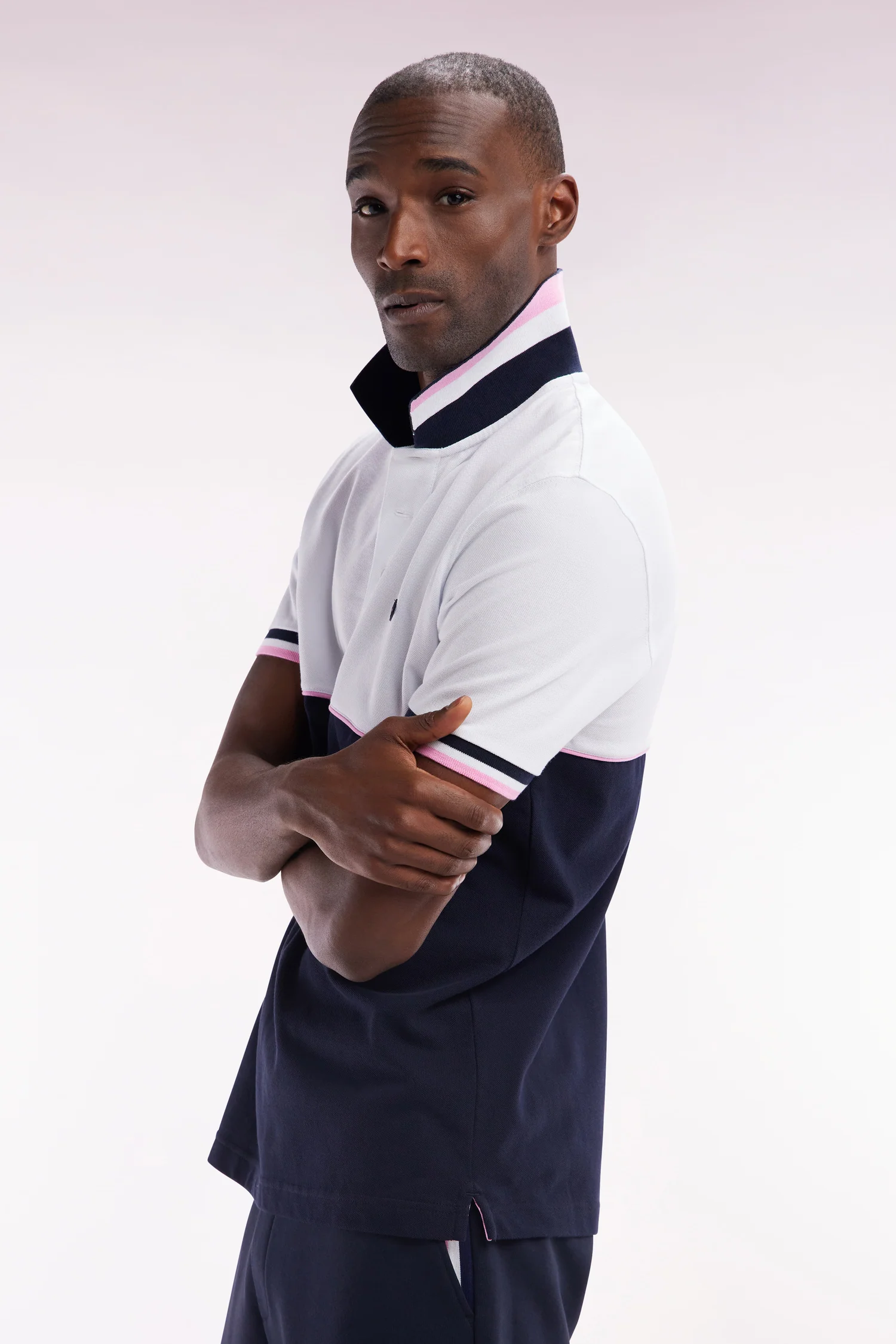 Polo à manches courtes en piqué coton bicolore marine et blanc coupe droite - Image 3