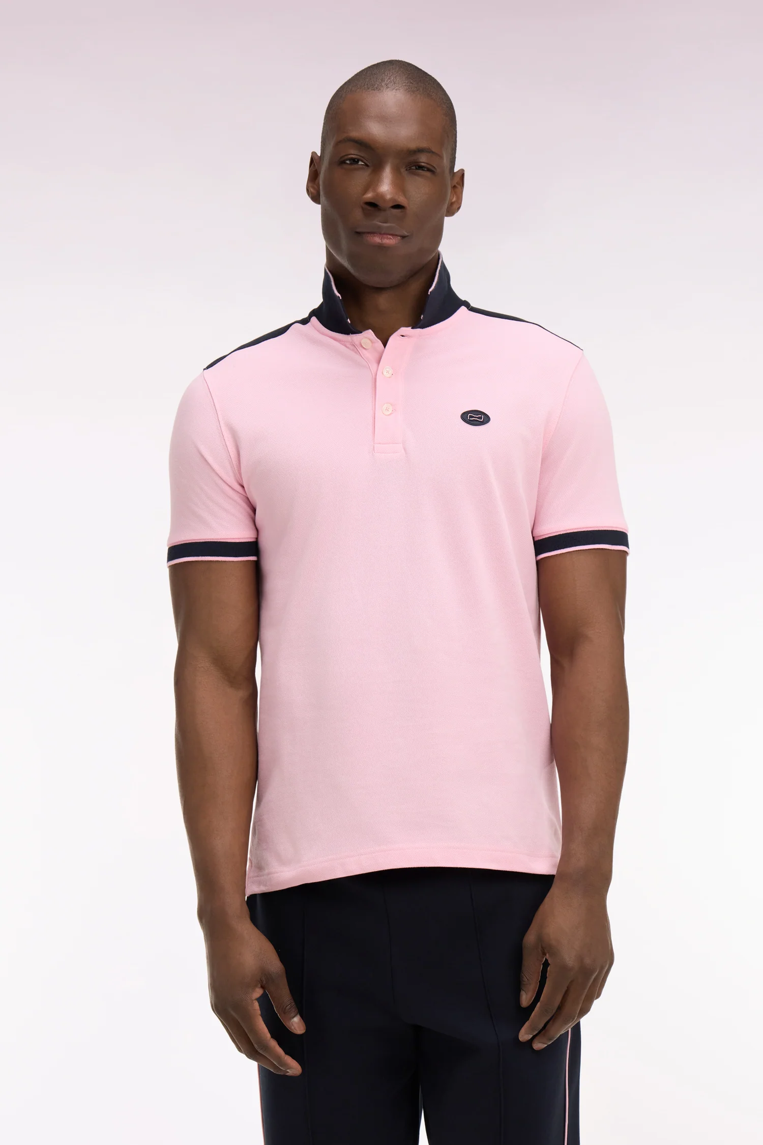 Polo à manches courtes en piqué coton rose à découpes marine - Image 3