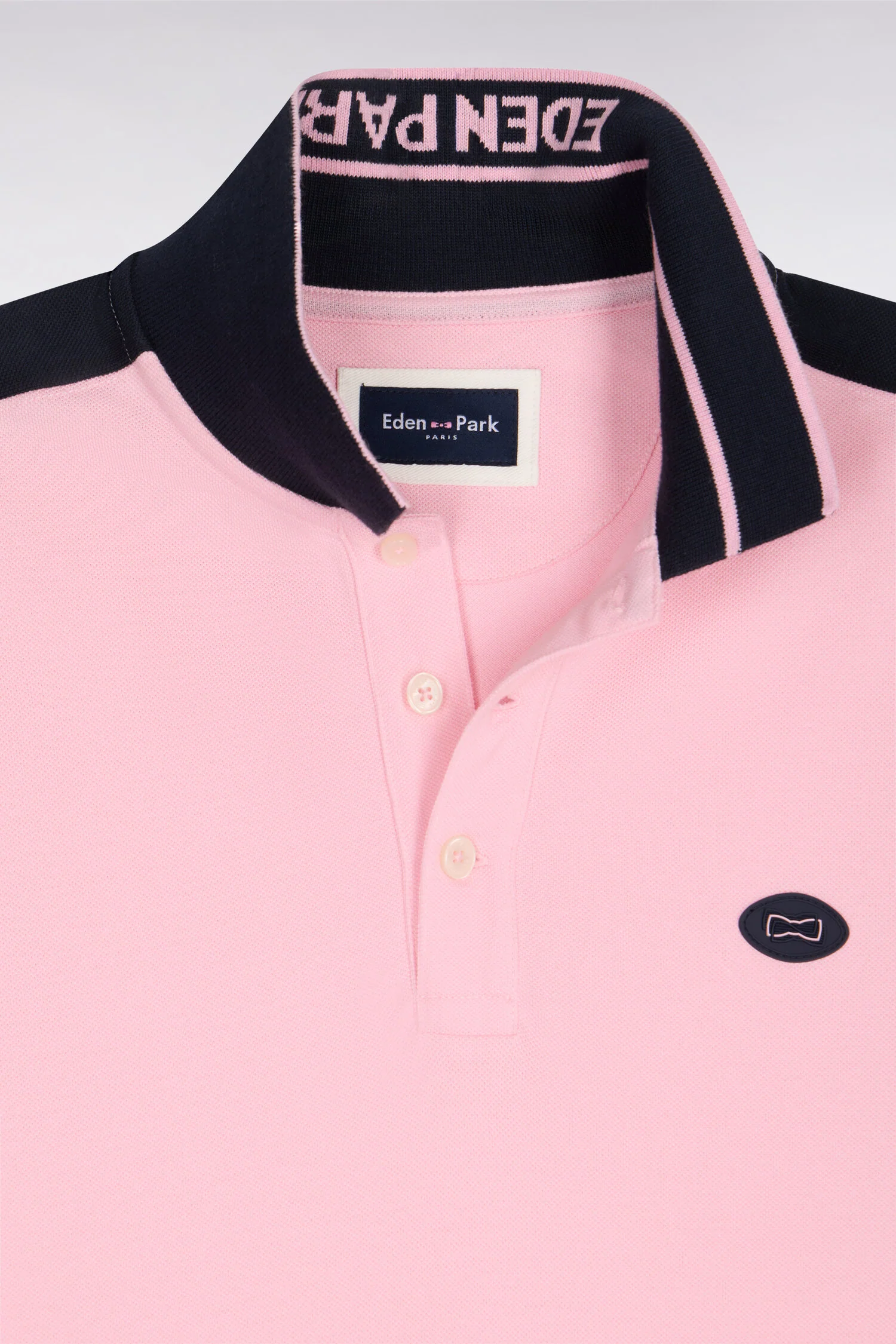 Polo à manches courtes en piqué coton rose à découpes marine - Image 6
