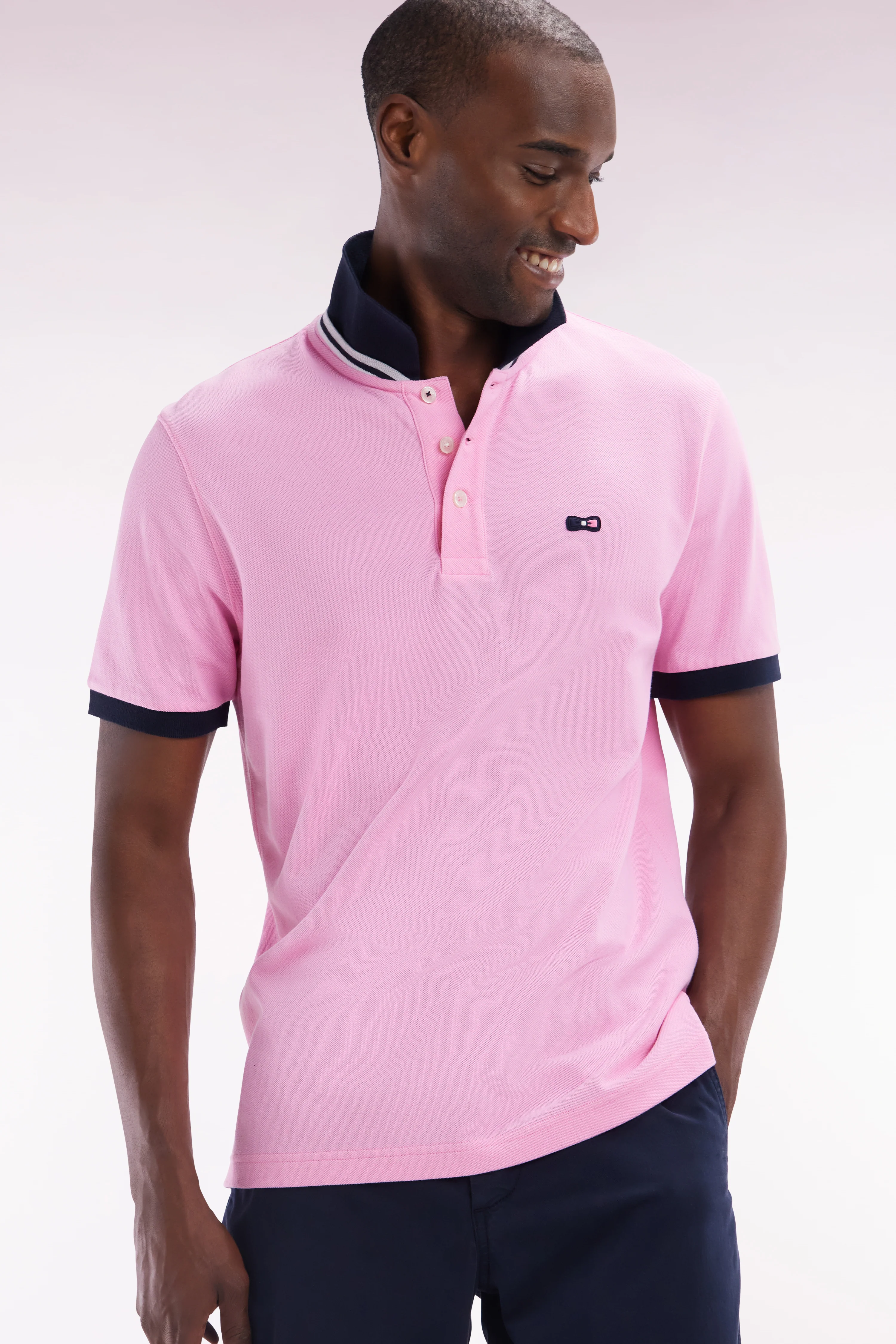 Polo à manches courtes en piqué coton rose broderie tricolore coupe droite - Image 3